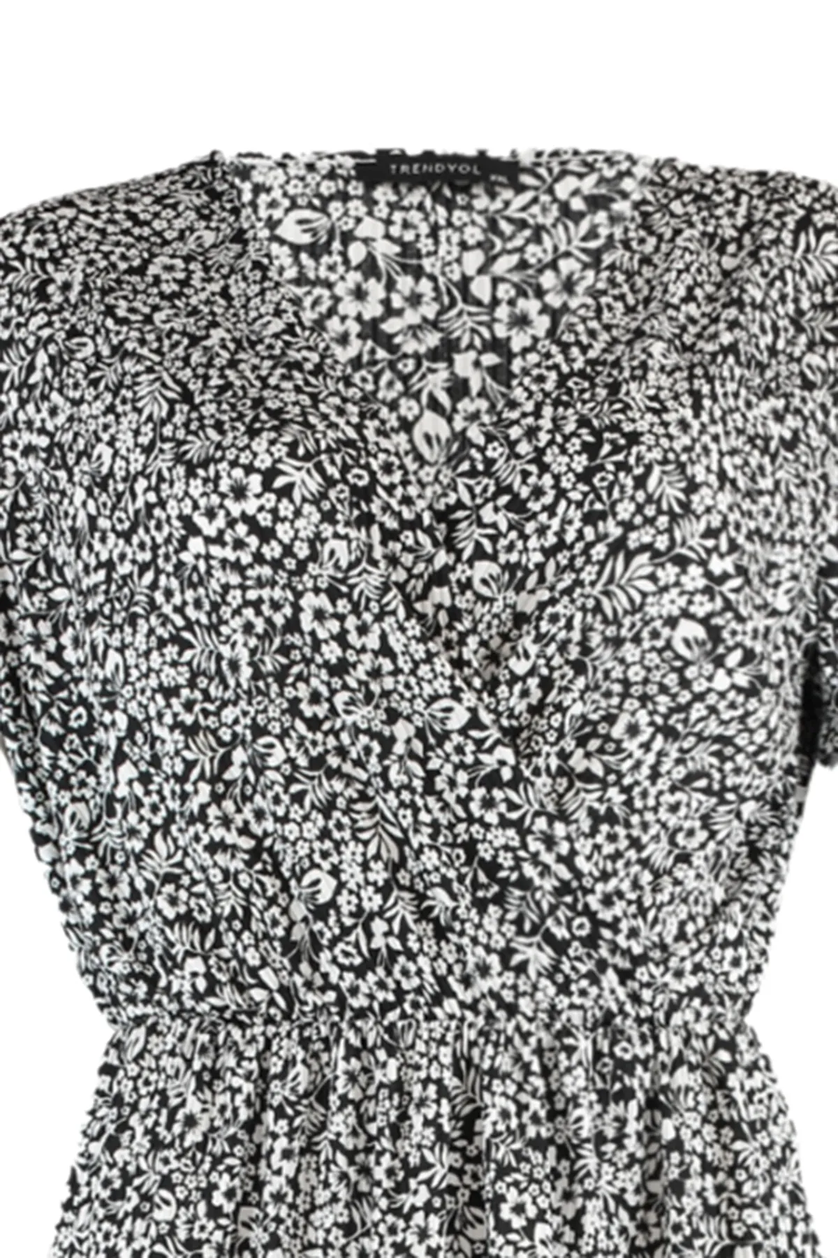 Trendyol Curve  Schwarzes Strickkleid mit V-Ausschnitt und Blumenmuster TBBSS22EL1638