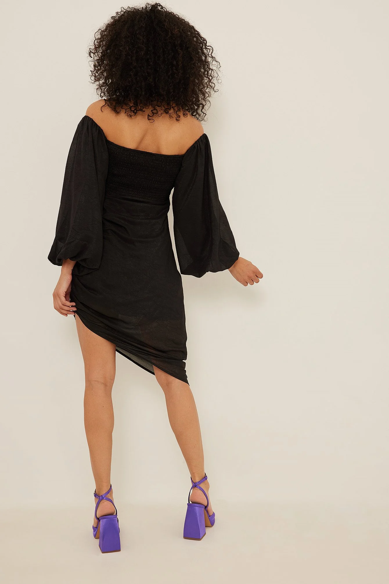 Kleid mit Körbchendetail und asymmetrischem Saum