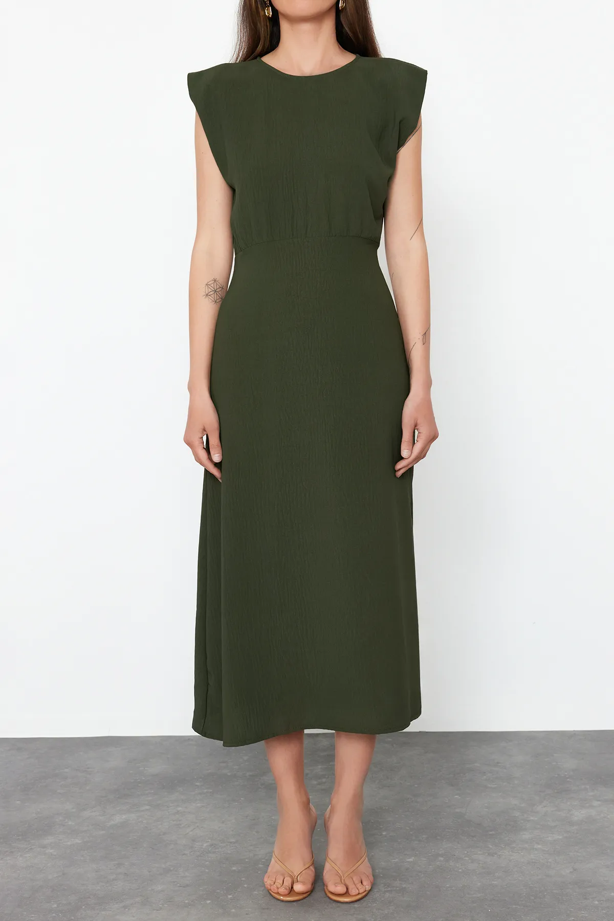 Trendyol Collection  Khakifarbenes gewebtes Midikleid TWOSS24EL00601