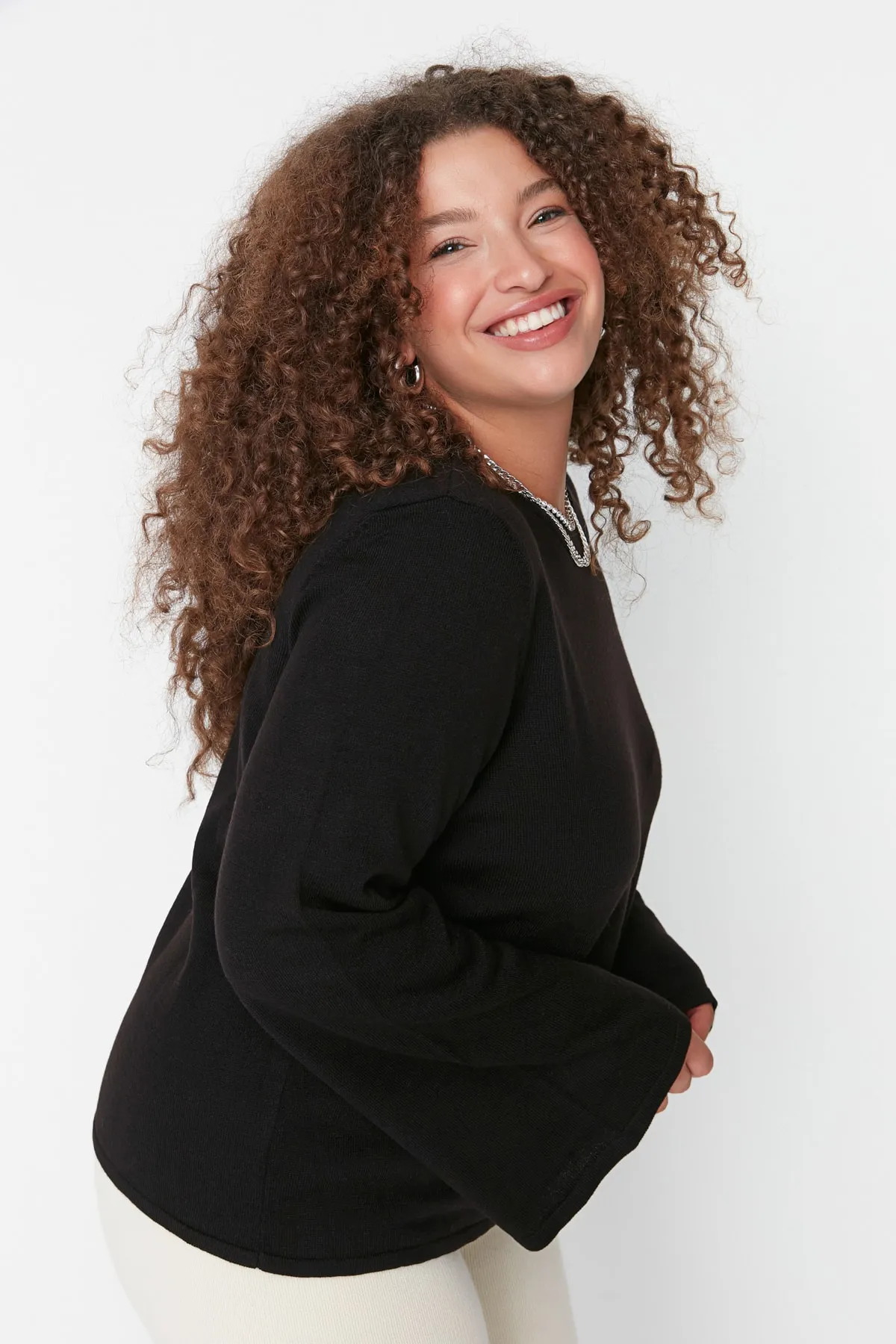 Trendyol Curve  Schwarzer Strickpullover mit spanischen Ärmeln TBBAW23AN00034