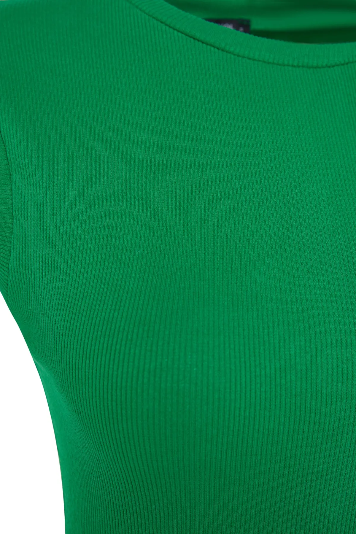 Trendyol Collection  Grünes, eng anliegendes, gerafftes, detailliertes, geripptes, flexibles Mini-Strickkleid mit Rundhalsausschnitt TWOSS22EL00372