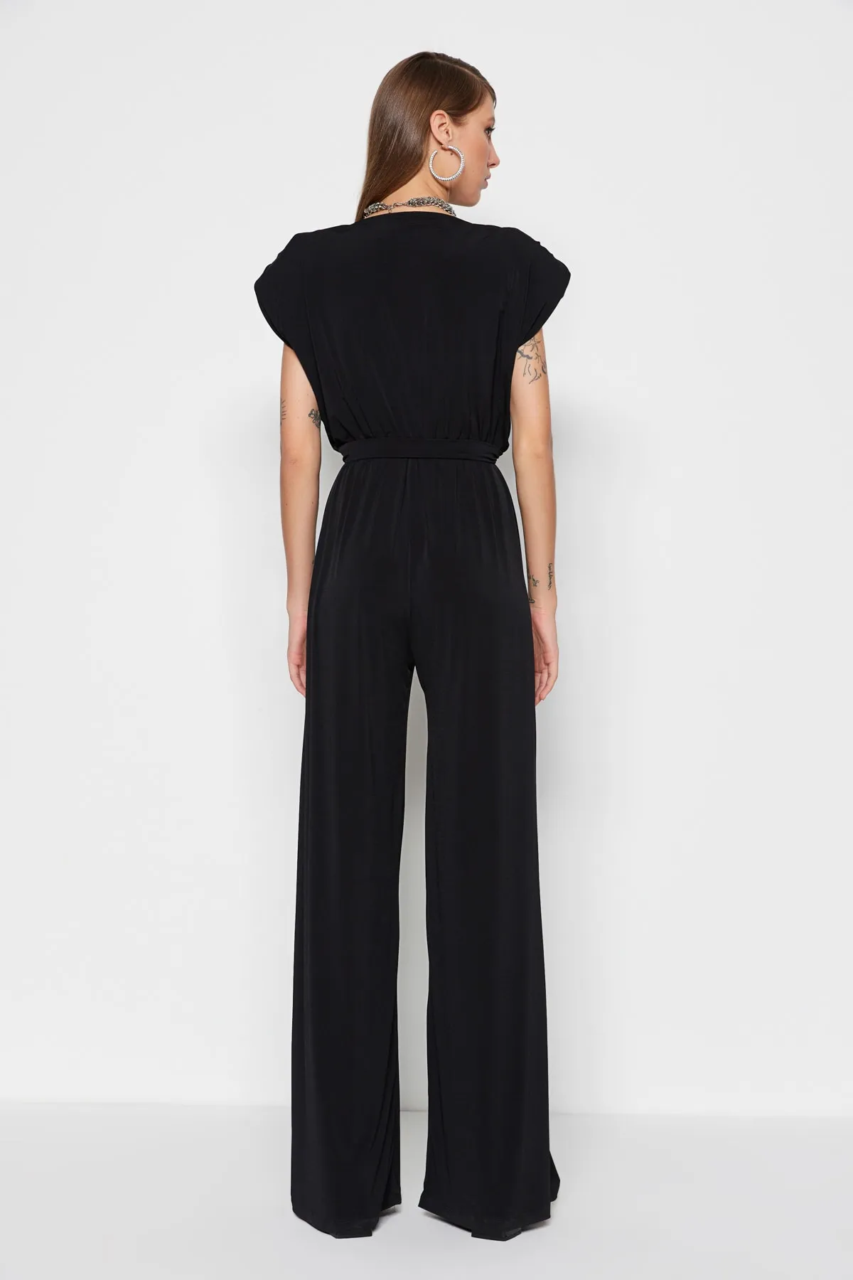 Trendyol Collection  Schwarzer Strick-Jumpsuit mit V-Ausschnitt und Gürtel TPRSS23TU00029