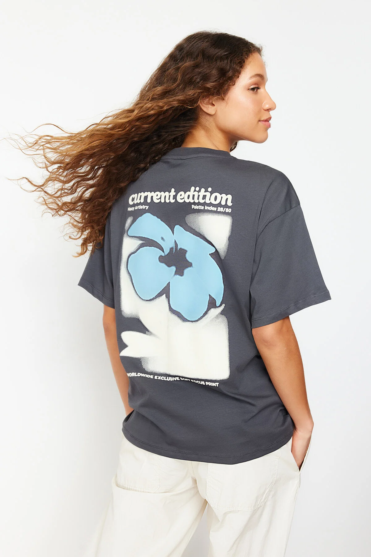 Trendyol Collection  Anthrazitfarbenes Strick-T-Shirt aus 100 % Baumwolle auf der Rückseite und der Vorderseite mit übergroßem/weitem Muster TWOSS24TS00056