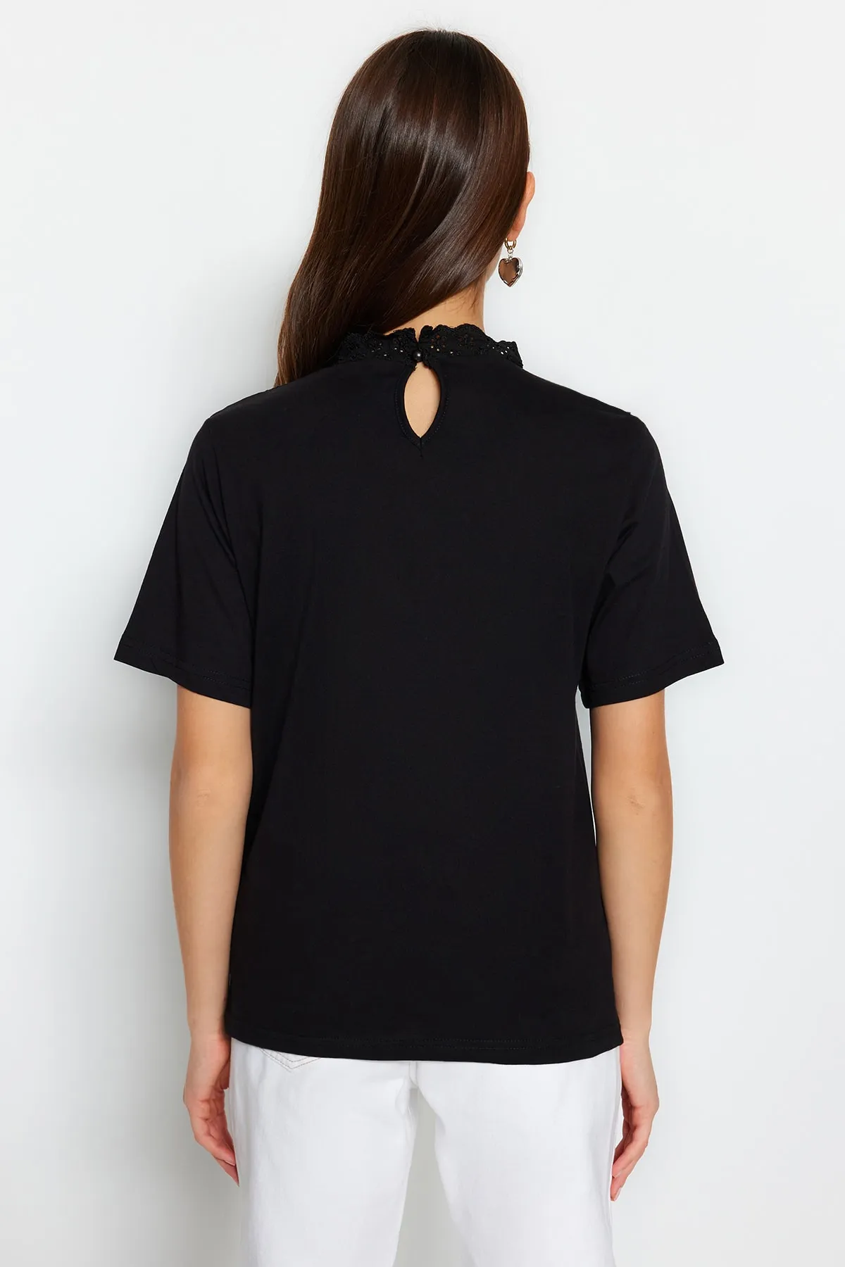 Trendyol Collection  Schwarze bestickte Strickbluse aus Baumwolle mit hohem Kragen und Grundmuster TWOSS23BZ00879