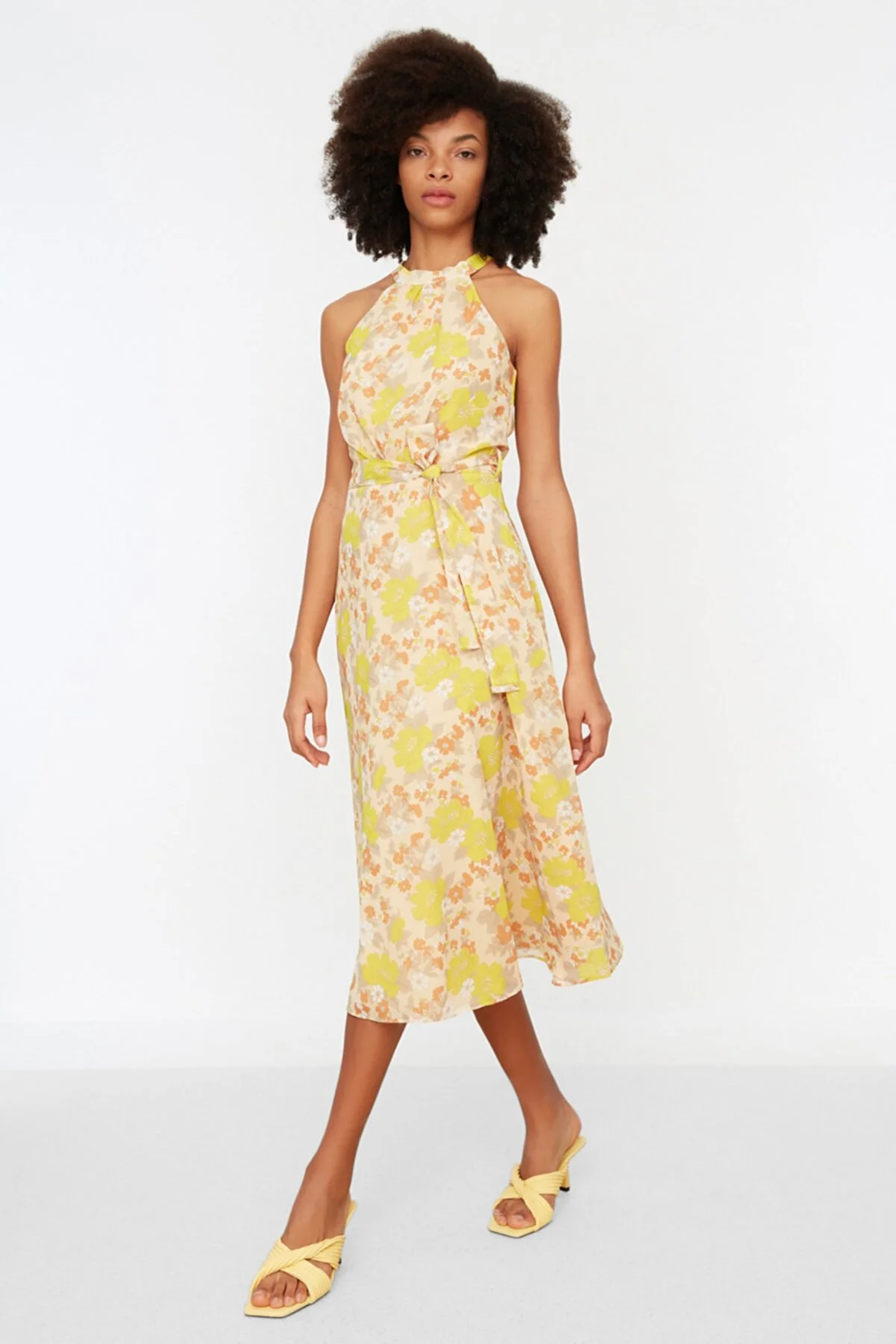 Trendyol Collection  Gelbes, ärmelloses, gewebtes Kleid in A-Linie mit Gürtel und Neckholder und Blumendruck TWOSS20EL2536