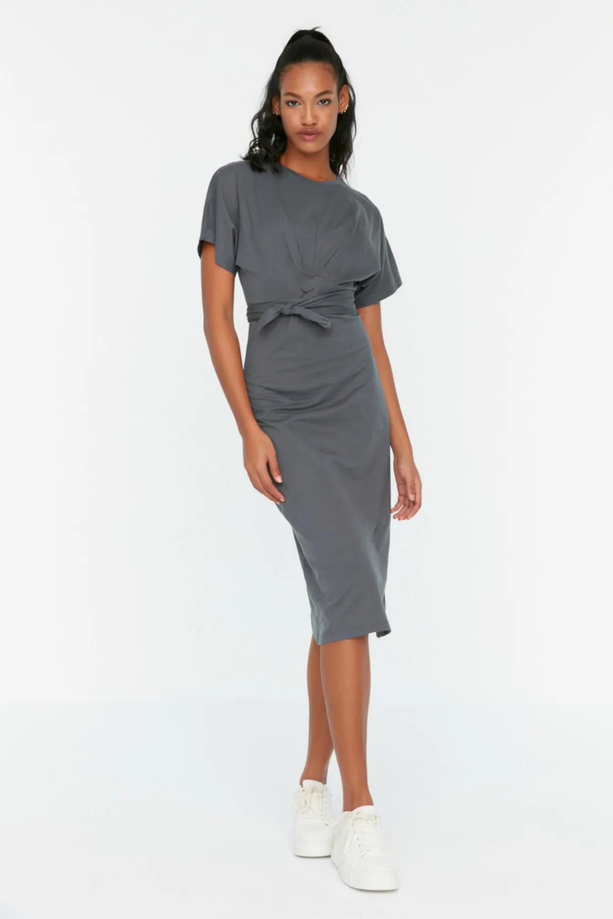 Trendyol Collection  Anthrazitfarbenes, tailliertes Midi-Bleistiftkleid aus 100 % Baumwolle mit Schlitz und Bindedetail TWOSS21EL0404