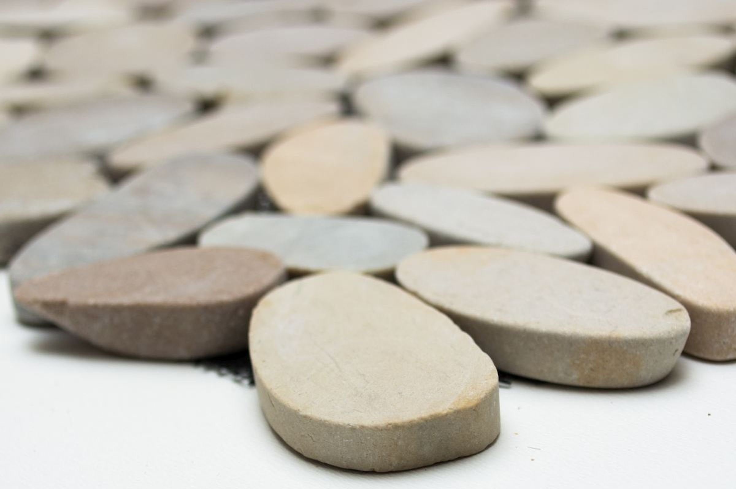 Mosani Mosaikfliesen Flußkiesel hellbeige braun Kiesel geschnitten Duschwanne Bad