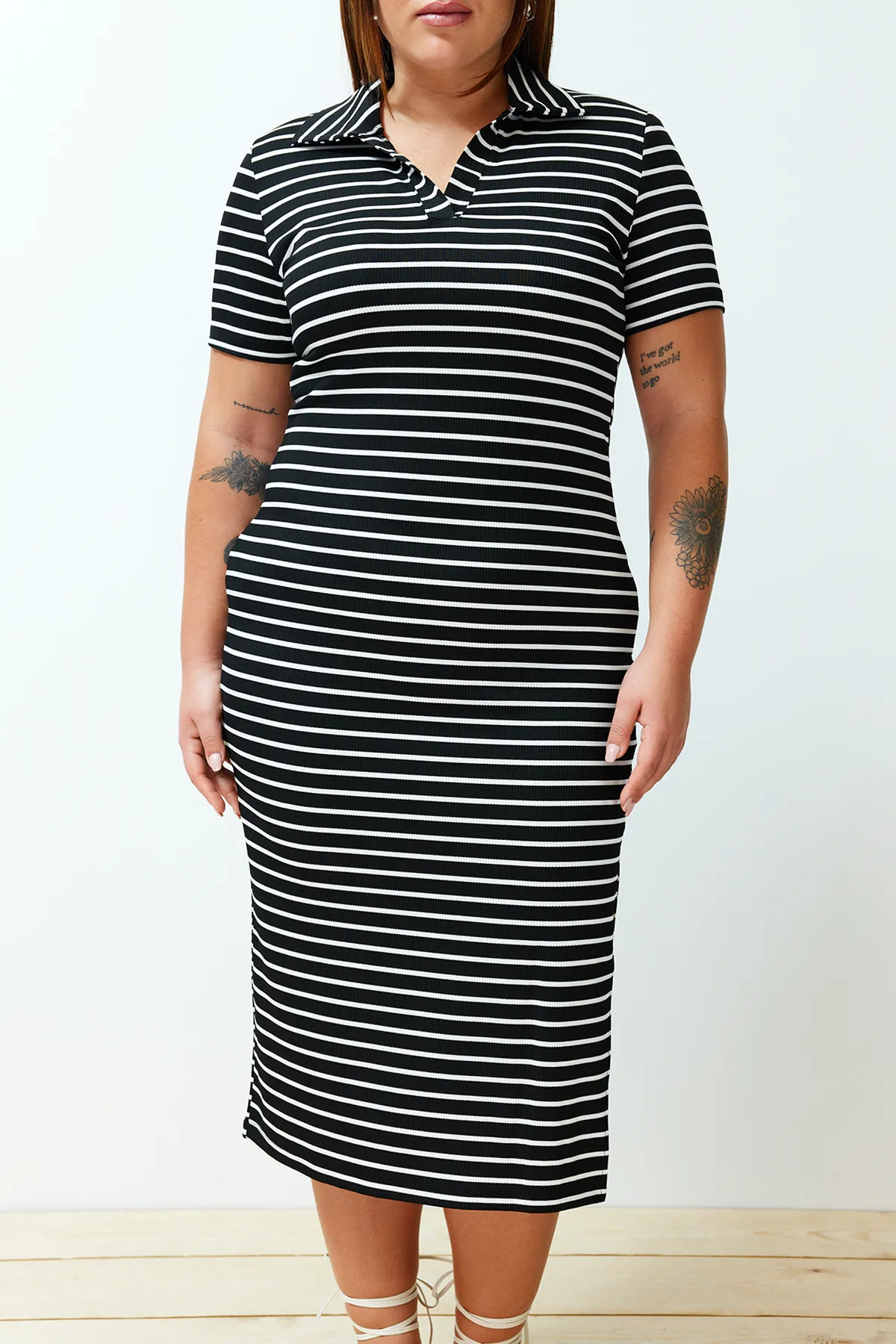 Trendyol Curve  Schwarz-weiß gestreiftes Strickkleid mit Polokragen TBBSS24AH00073