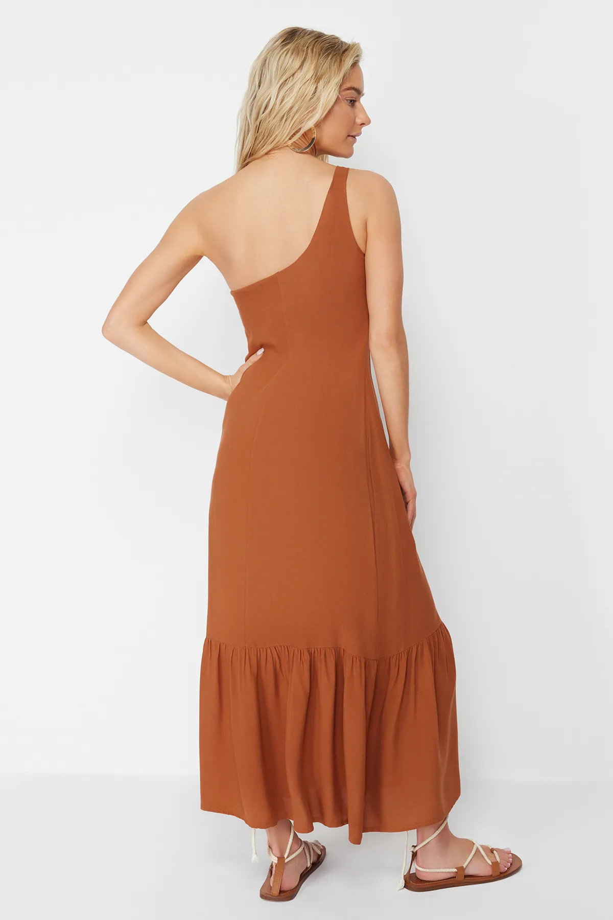 Trendyol Collection  Braunes, gewebtes One-Shoulder-Strandkleid in Midi-Länge mit Accessoires TBESS24EL00019