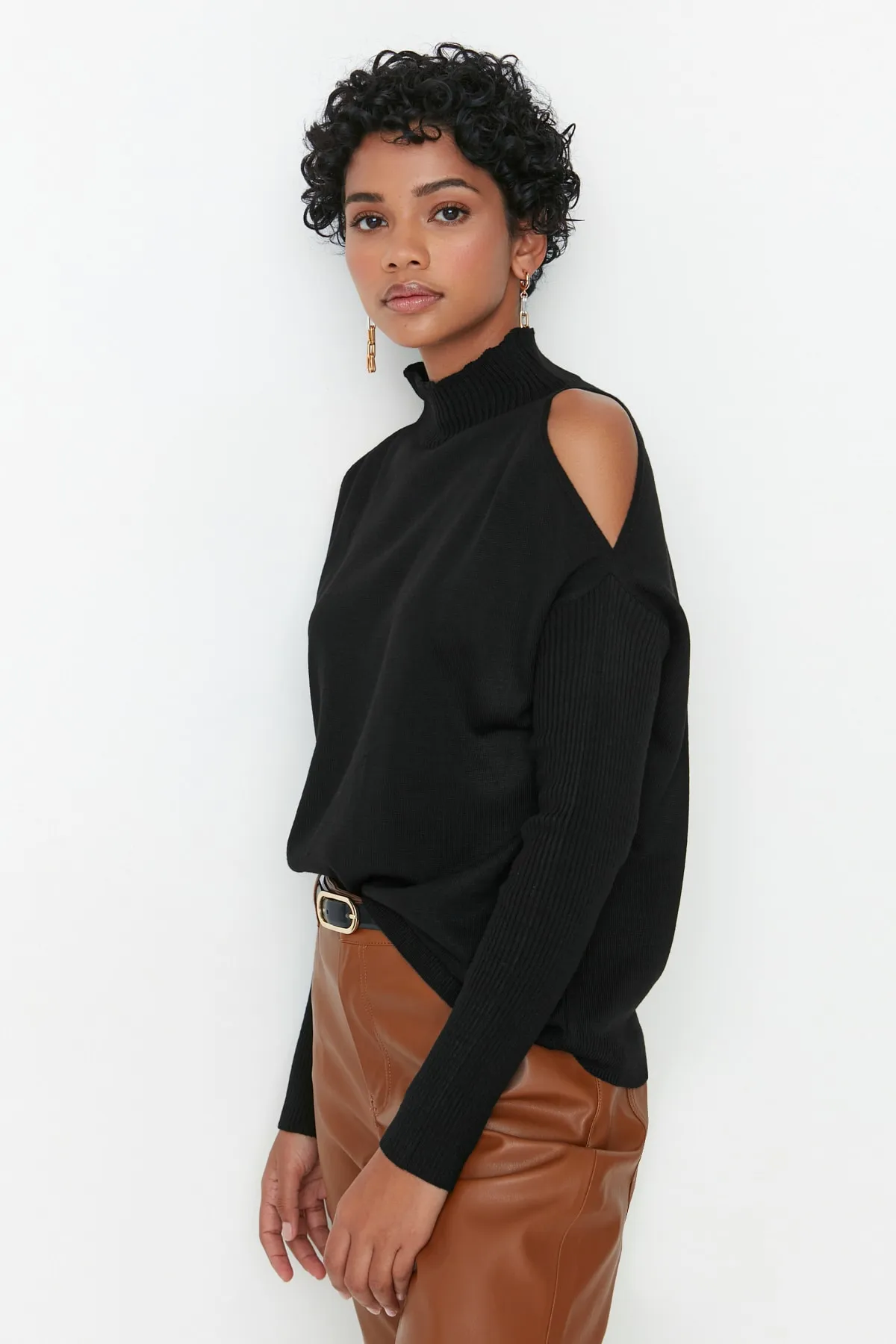 Trendyol Collection  Schwarzer Strickpullover mit Fenster/Cut-Out TWOAW20FV0064