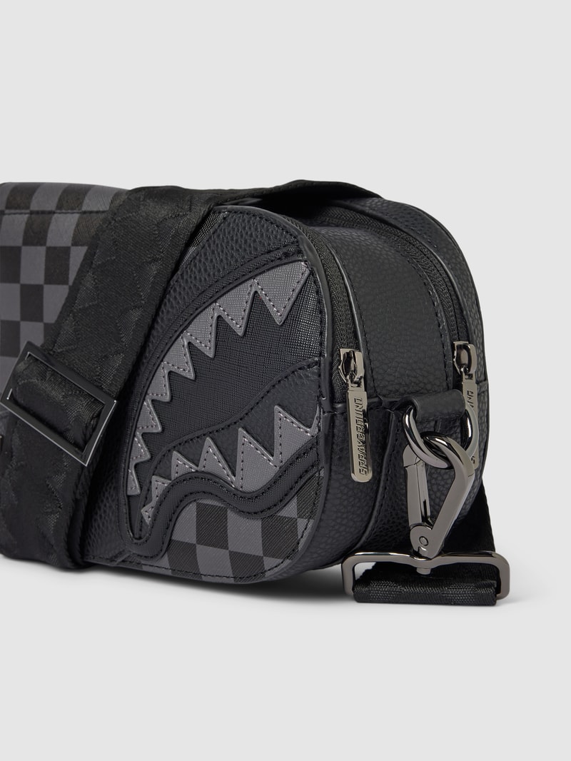 Umhängetasche mit Allover-Muster Modell 'Henny Phantom' in schwarz