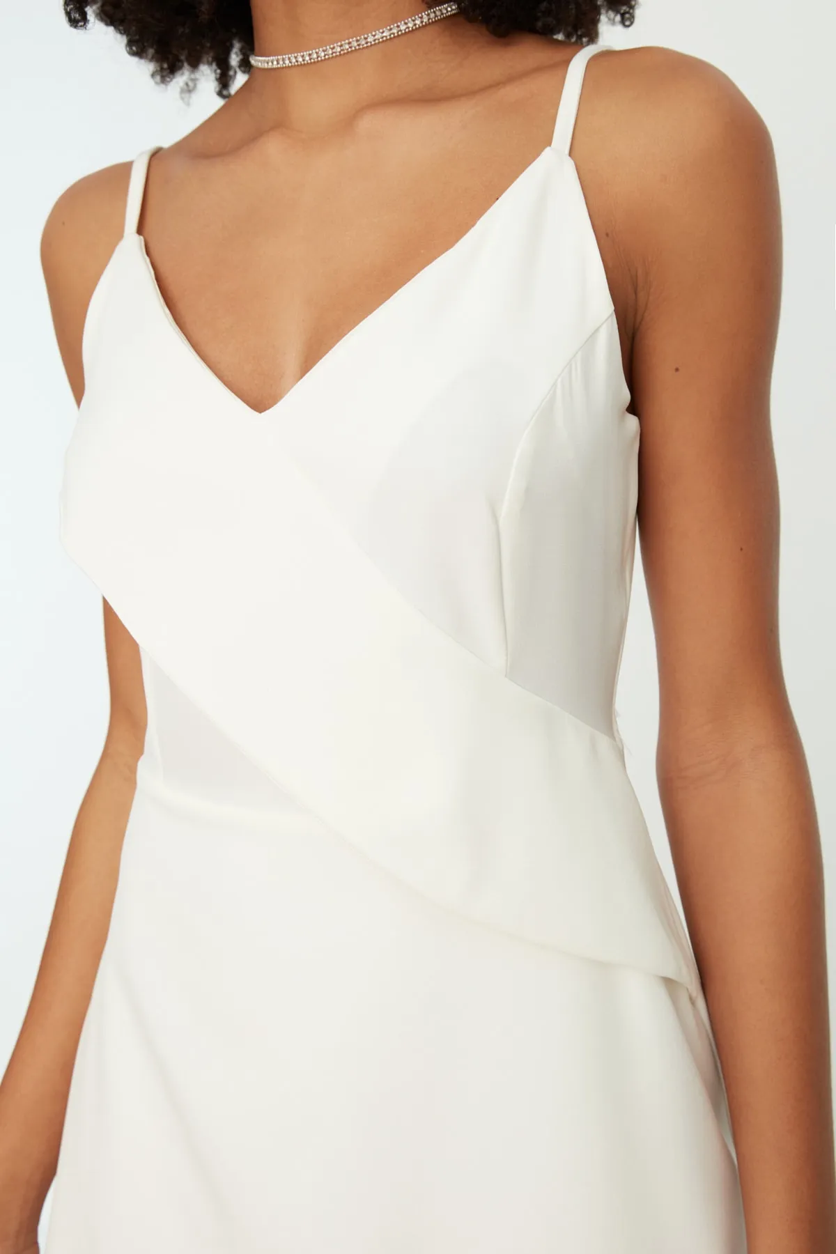 Trendyol Collection  Weißes A-Linien-Kleid aus gewebtem Mini-Volant mit Trägern und V-Ausschnitt TWOSS20EL1123