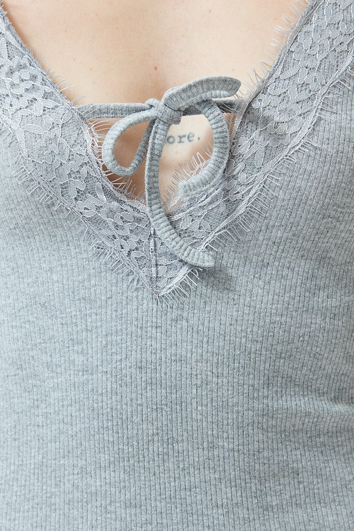 Trendyol Collection  Grau meliertes Nachthemd aus geripptem Strick mit Spitze und Bindedetail aus Baumwolle mit Riemen THMSS23GC00014