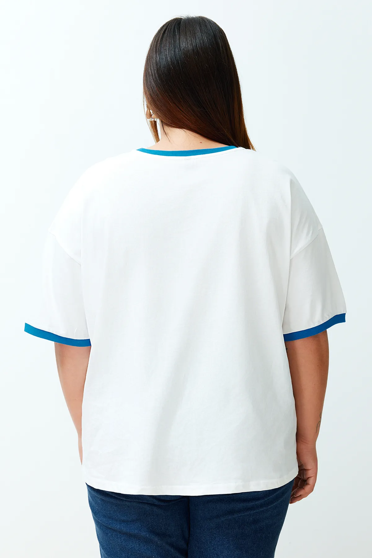 Trendyol Curve  Ecru Unisex-Übergröße, bequemes Paar-Strick-T-Shirt aus 100 % Baumwolle TBSSS24BF00033