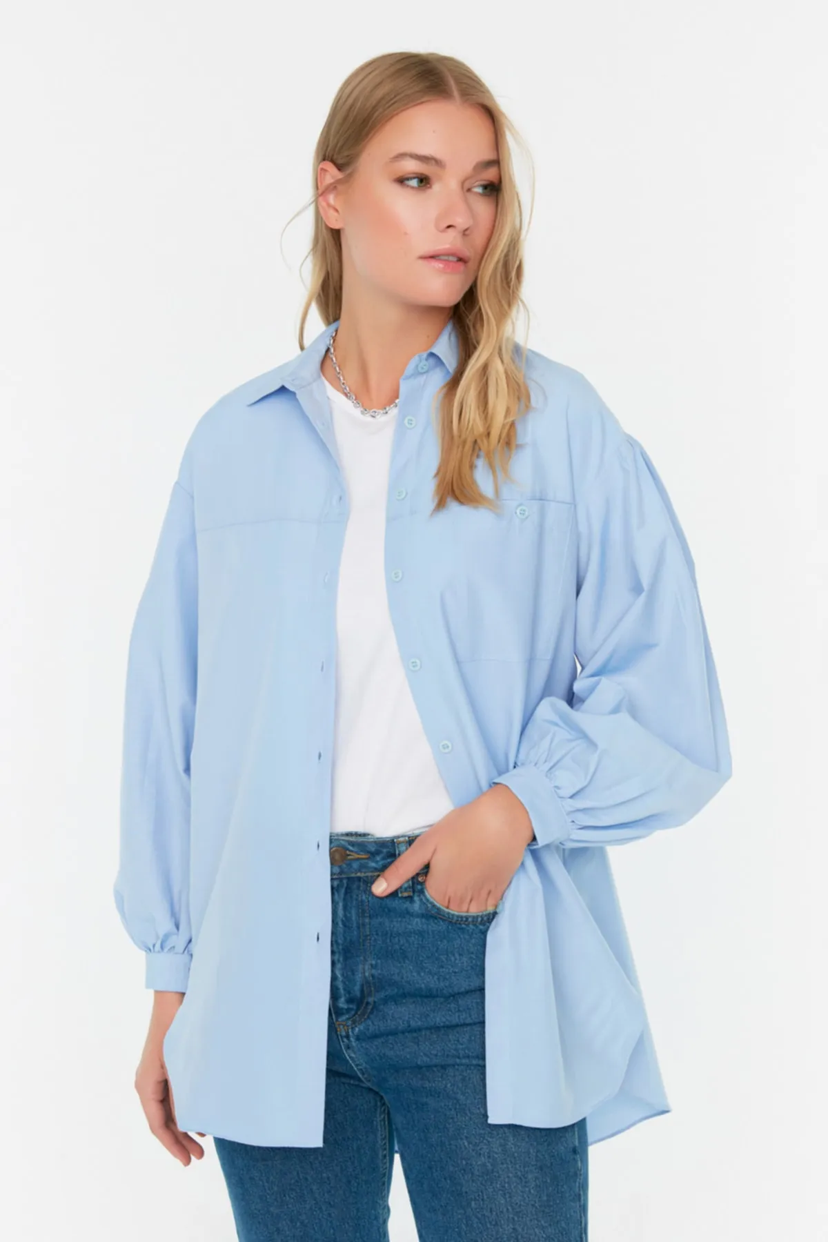 Trendyol Modest  Hellblaues, gewebtes Basic-Hemd mit Ballonärmeln und langer Gesäßtasche TCTSS21GO0976