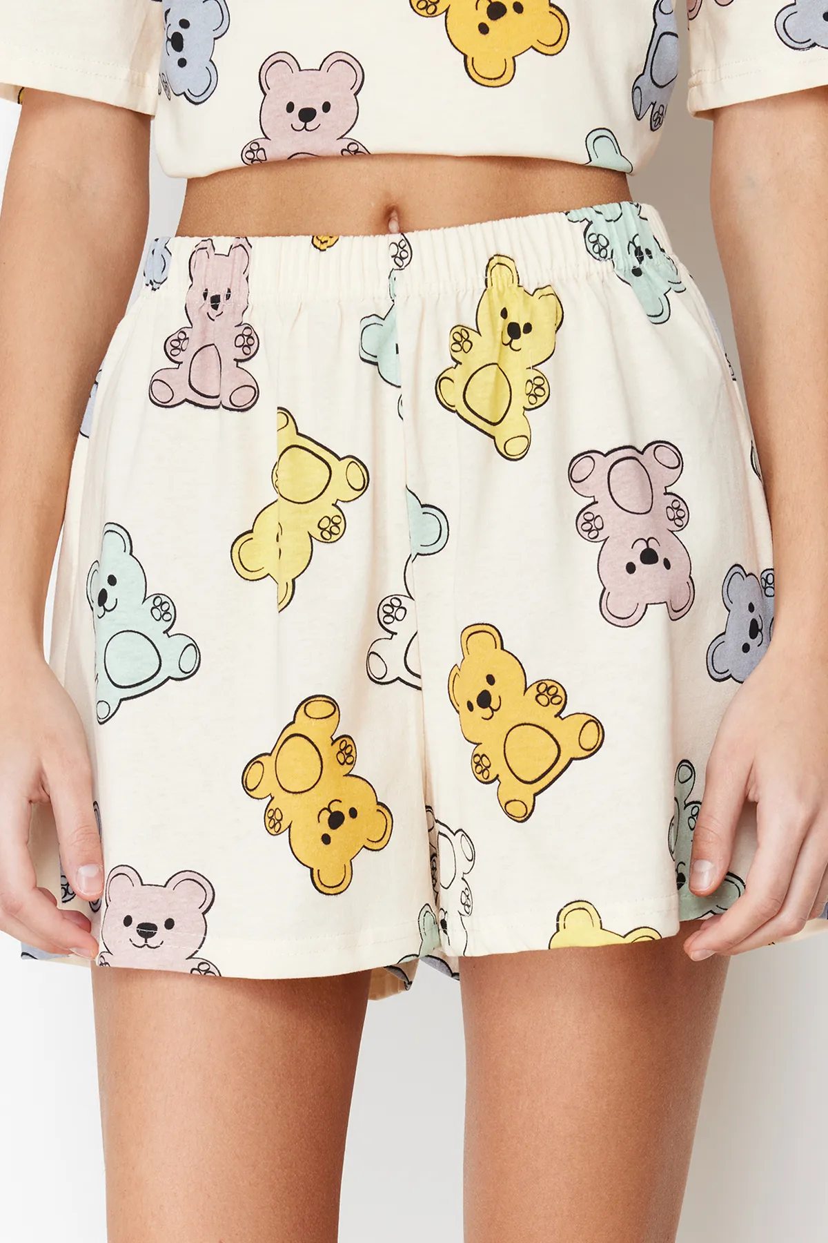 Trendyol Collection  Ecrufarbenes Strick-Pyjama-Set aus 100 % Baumwolle mit Teddybär-Muster THMSS24PT00072