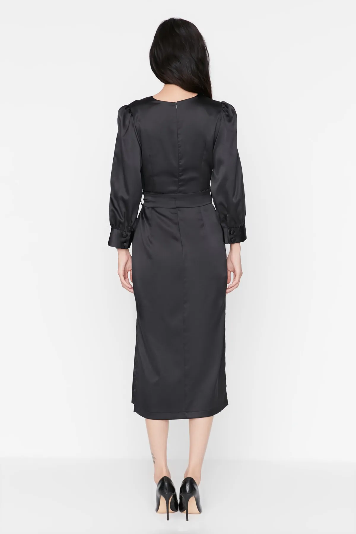 Trendyol Collection  Schwarzes, detailliertes Kleid aus Satin mit Krawatte TWOAW23EL01383