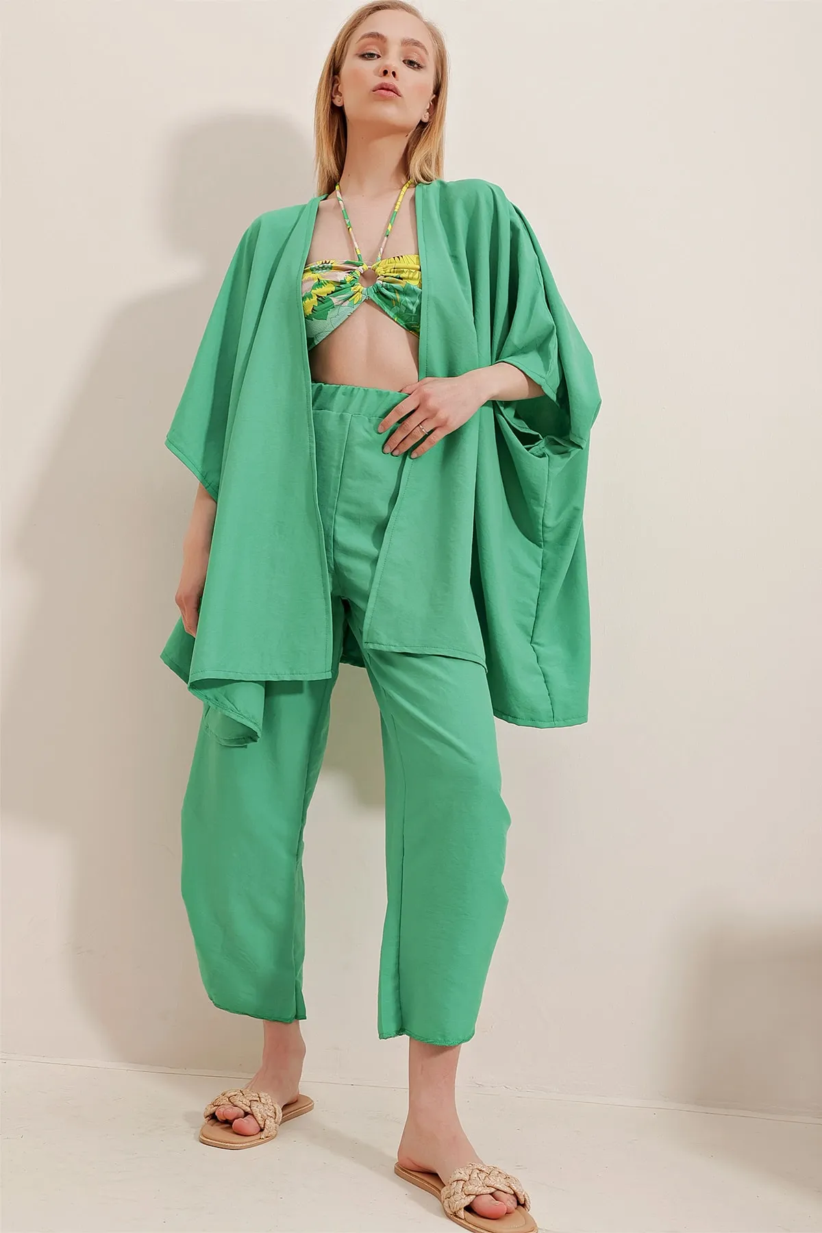 Trend Alaçatı Stili  Grünes Damen-Doppelset aus Hose und Jacke mit Beinschlitz und selbststrukturierter Struktur ALC-752-001