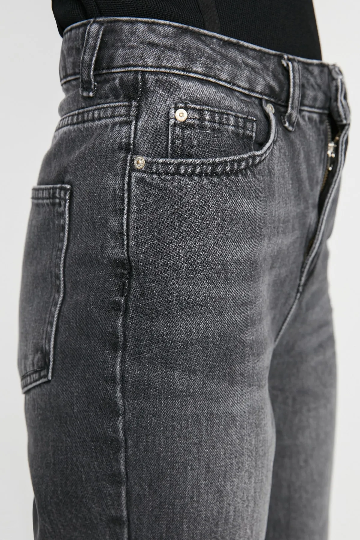 Trendyol Collection  Anthrazitfarbene Bootcut-Jeans mit hoher Taille TWOSS21JE0035