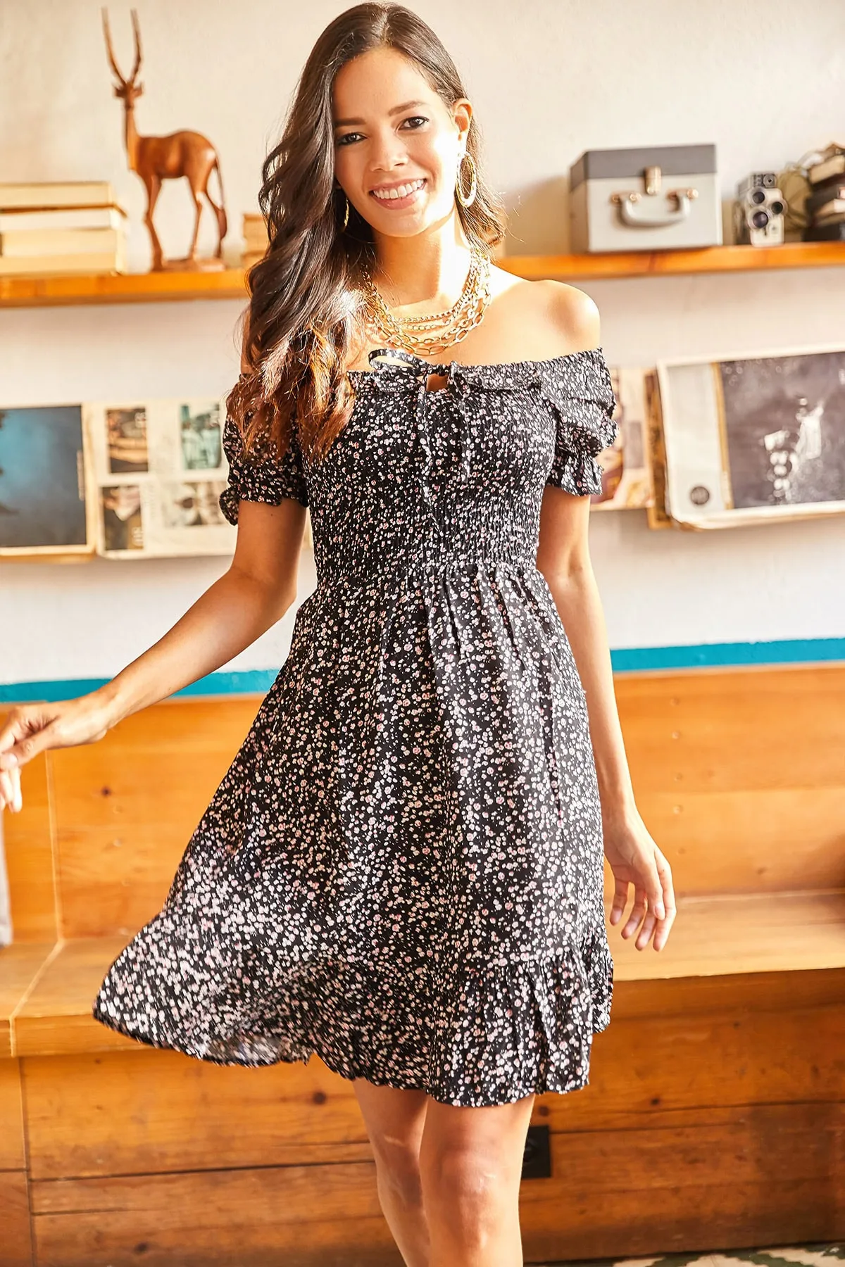 Olalook  Schwarzes, ausgestelltes Kleid mit Gimped-Kragen zum Binden für Damen ELB-19001190