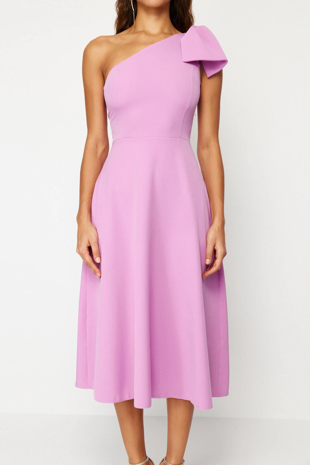 Trendyol Collection  Rosafarbenes elegantes Abendkleid mit Schleife TPRSS24EL00105