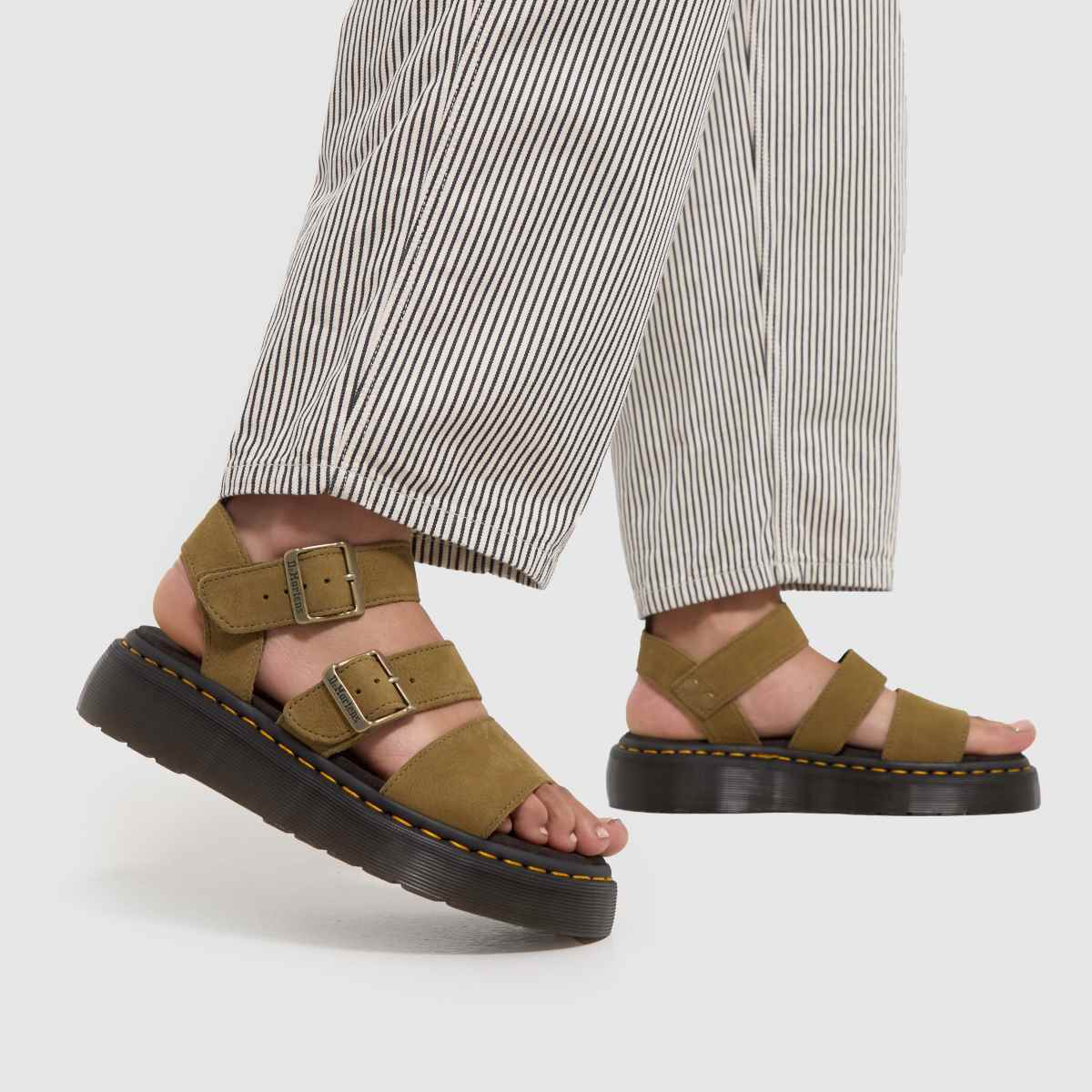 Dr Martens – Gryphon – Khakifärgade sandaler med quad-motiv
