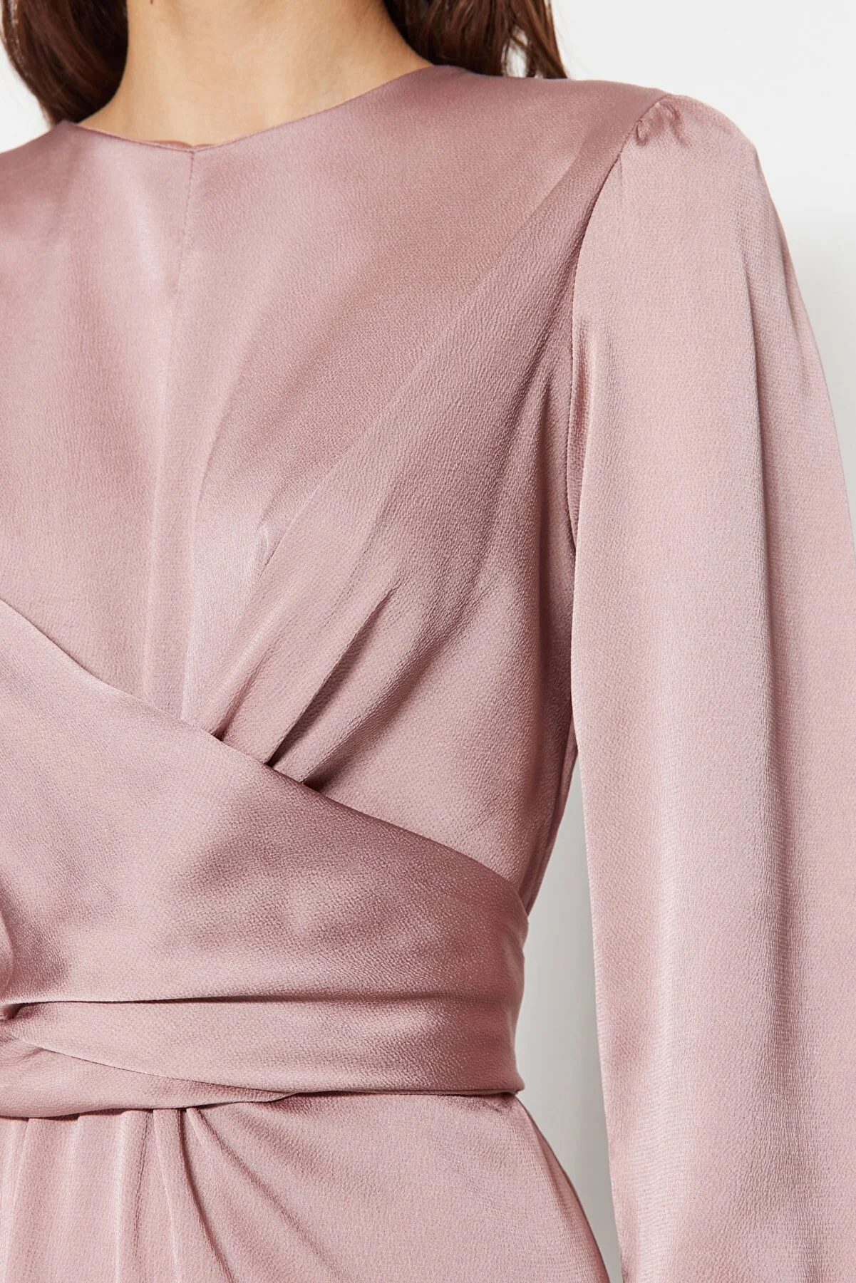 Trendyol Modest  Rosa Satin-Abendkleid mit überkreuzten Bindedetails TCTAW22EB0105
