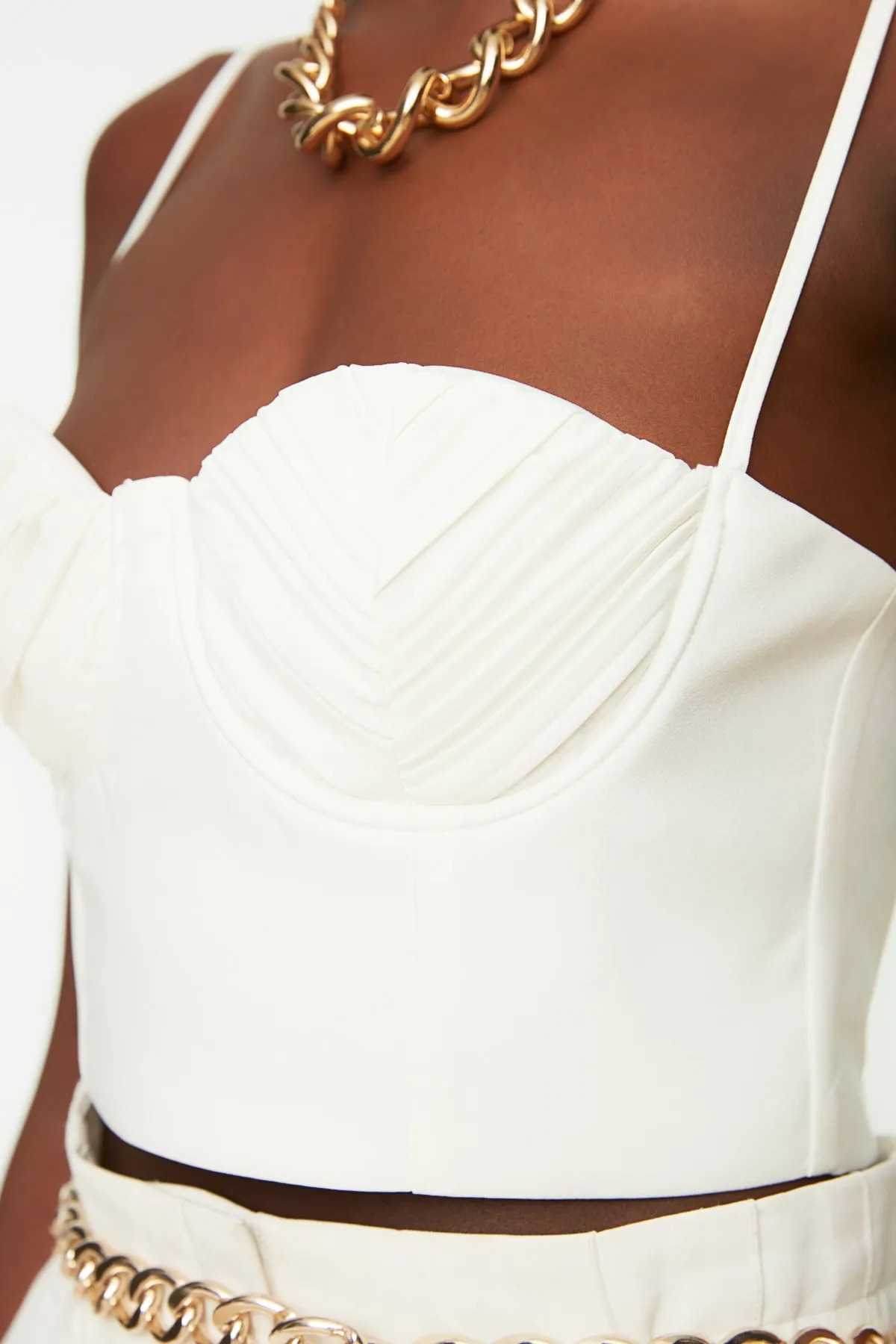 Trendyol Collection  Ecrufarbenes, bauchfreies, gefüttertes Bustier aus Webstoff TPRSS21BS0008