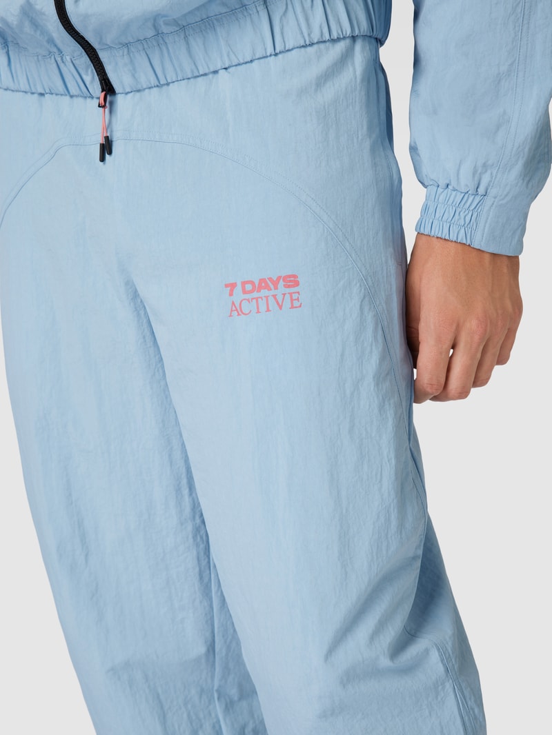 Trainingshose mit Label-Print Modell 'Track Suit' in rauchblau
