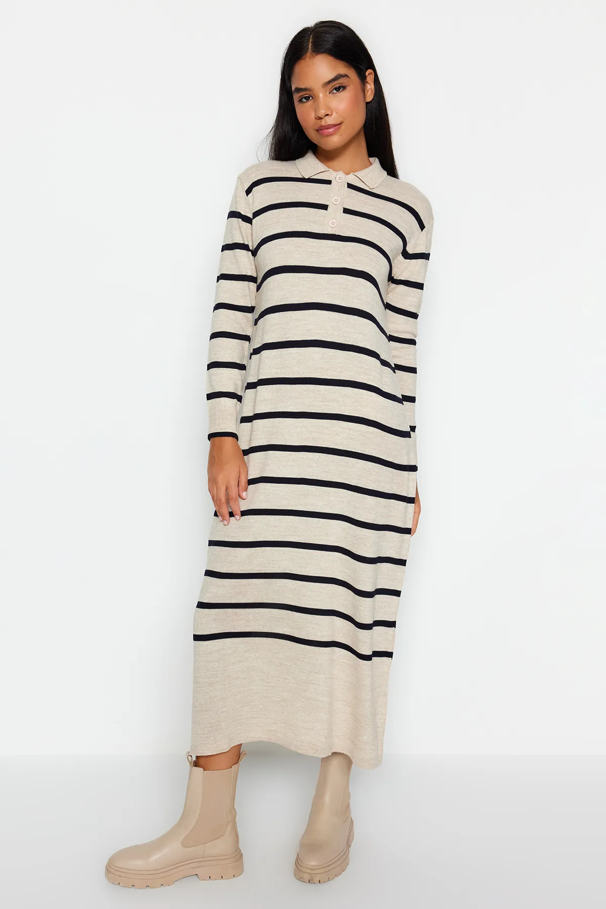 Trendyol Modest  Indigofarbenes Strickkleid mit Polokragen und Streifen TCTAW22EB0212