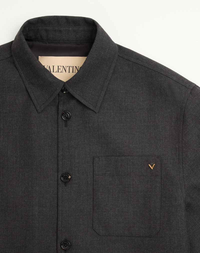Jaqueta camisa Valentino em gabardine de nylon com detalhes dourados.