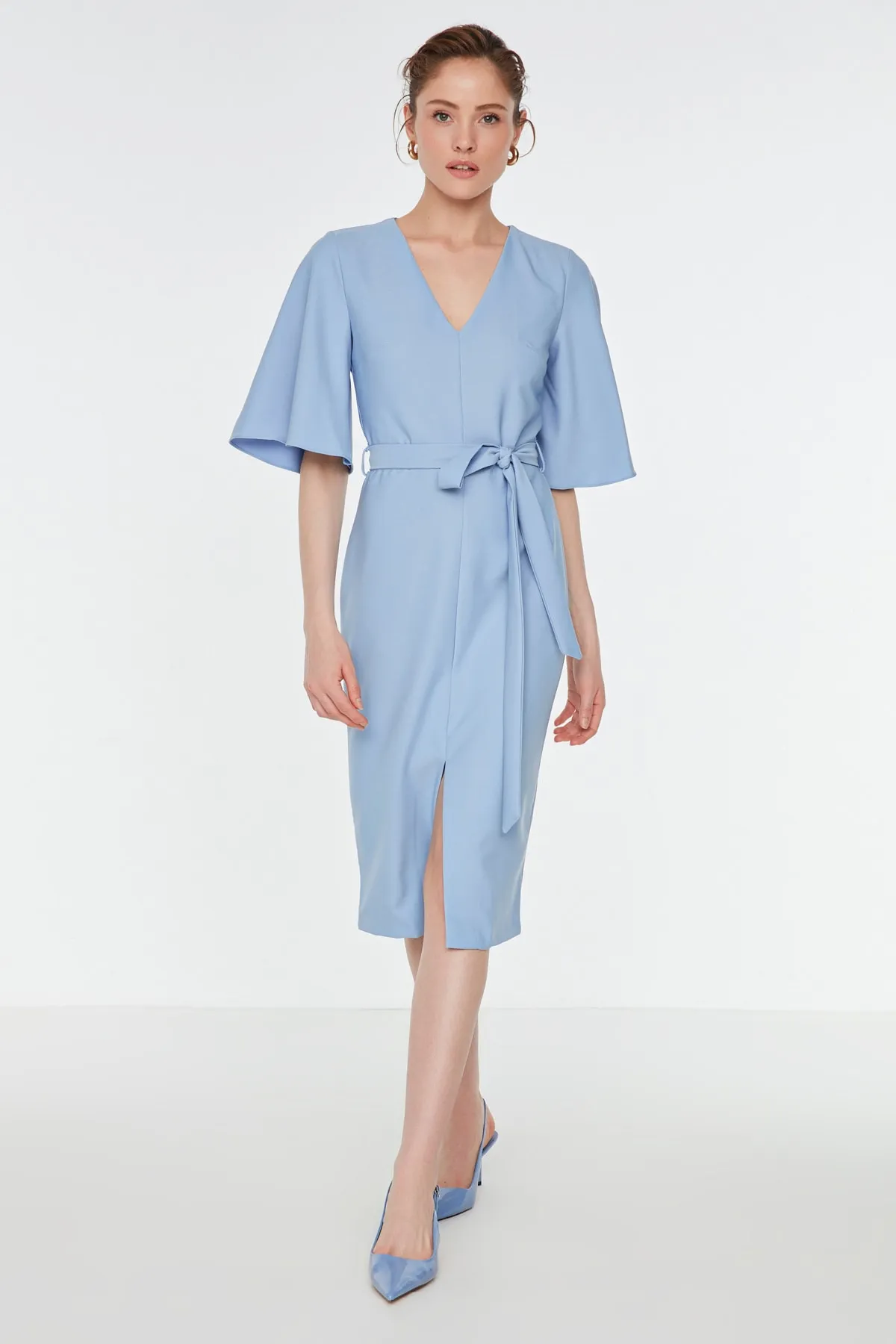 Trendyol Collection  Hellblaues Midi-Kleid mit gewebtem Schlitz und Gürtel TOFAW19BB0167