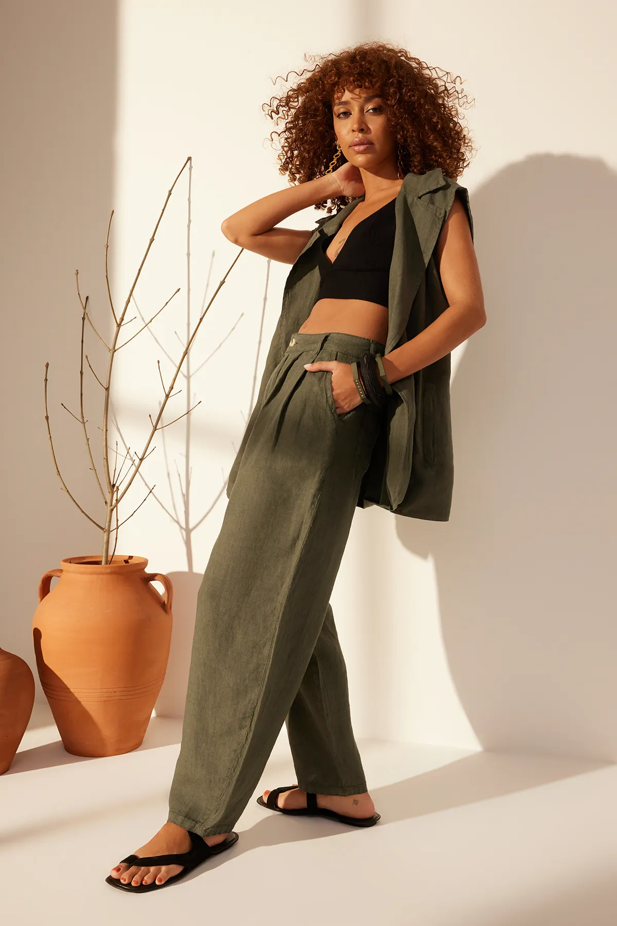 Trendyol Collection  Grüne Hose aus 100 % Leinen mit hoher Taille TWOSS24JE00243