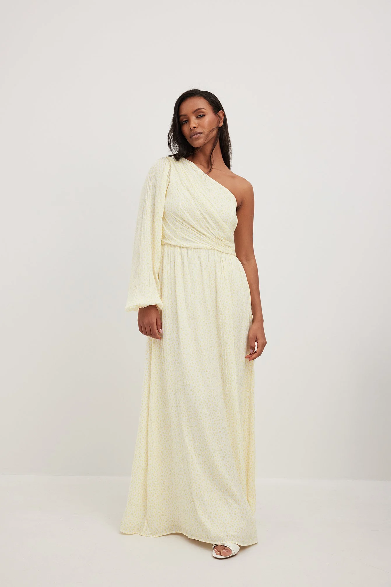 Maxikleid mit einem Ballonärmel