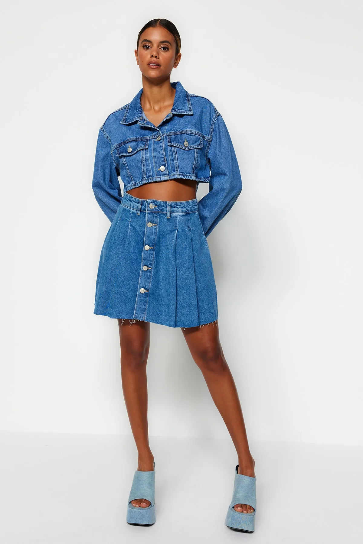 Trendyol Collection  Dunkelblauer plissierter Mini-Jeansrock mit Knopfleiste vorne TWOSS23ET00111
