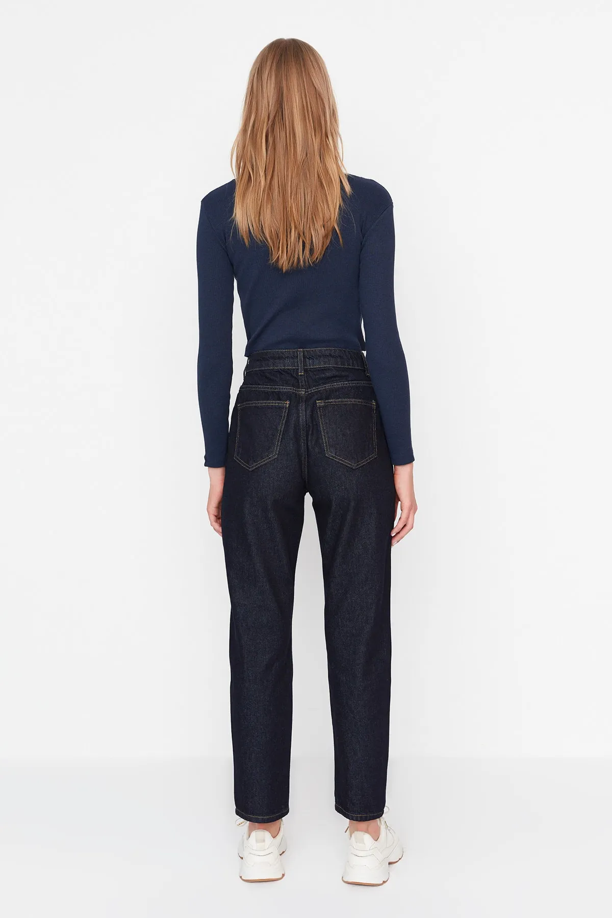 Trendyol Collection  Dunkelblaue, nachhaltigere Mom-Jeans mit hoher Taille TWOAW23JE00369