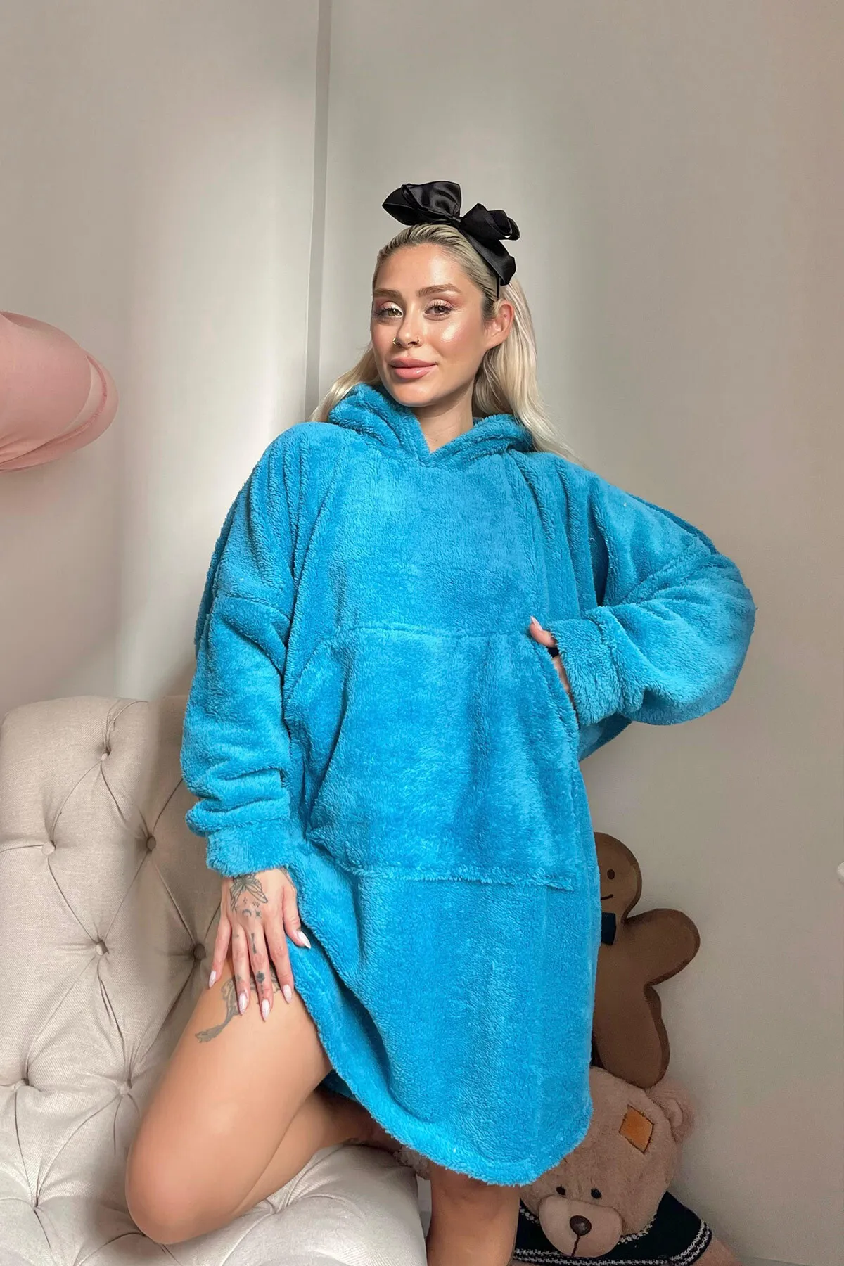 Pijamaevi  Petrolblauer, übergroßer Sweat-Poncho-Pyjama aus Vollplüsch mit Kapuze