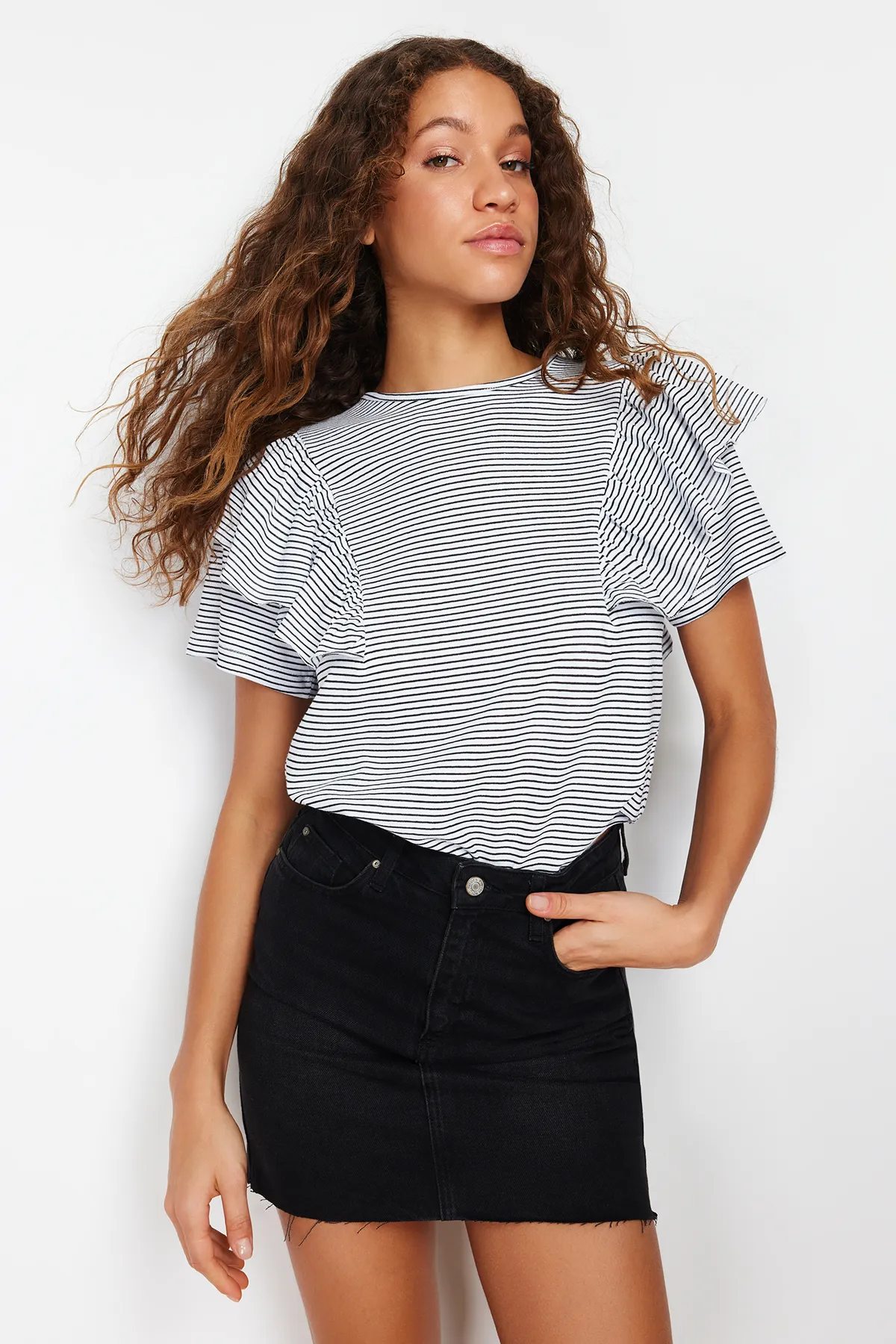 Trendyol Collection  Schwarzes Strick-T-Shirt mit Rüschenärmeln, regulärer/normaler Passform, gestreiftem Rundhalsausschnitt TWOSS24TS00061