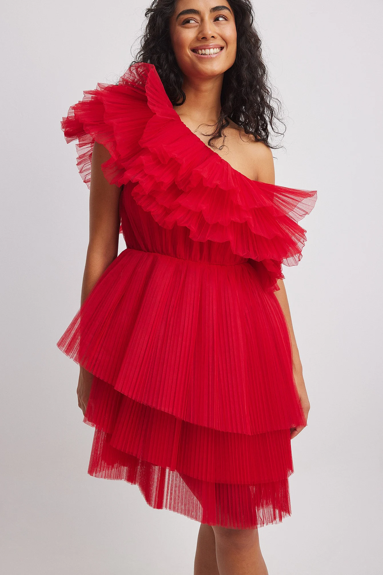 Asymmetrisches voluminöses One-Shoulder-Kleid