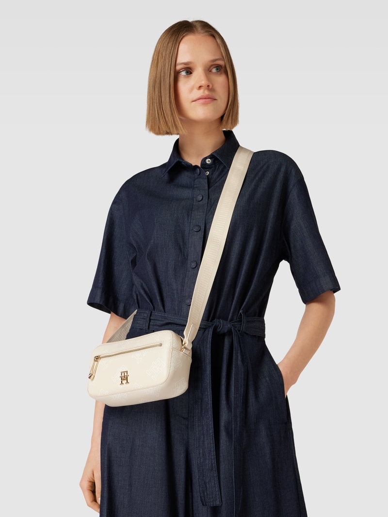 Umhängetasche mit Label-Applikation Modell 'ICONIC' in sand