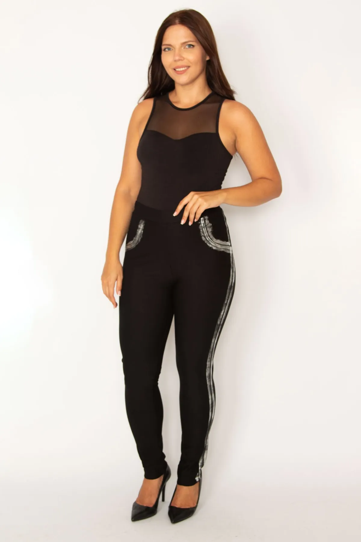 Şans  Schwarze Damen-Hose mit dekorativer Tasche und Lackdruck an den Seiten, elastische Taille aus Tauchstoff und Lycra, 65N27814