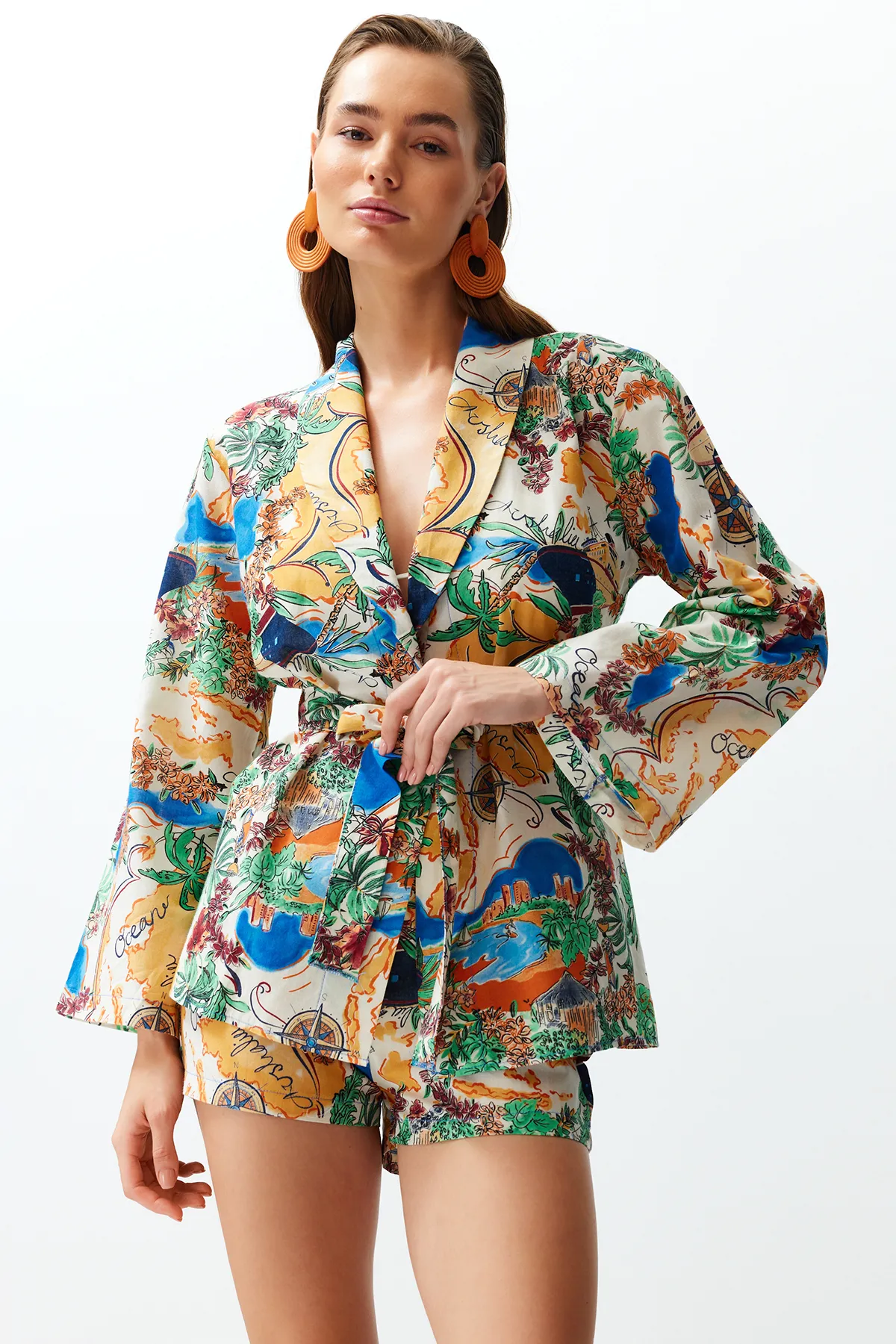 Trendyol Collection  Tropisch gemustertes, gewebtes Kimono-Shorts-Set aus 100 % Baumwolle mit Gürtel TBESS24AU00012