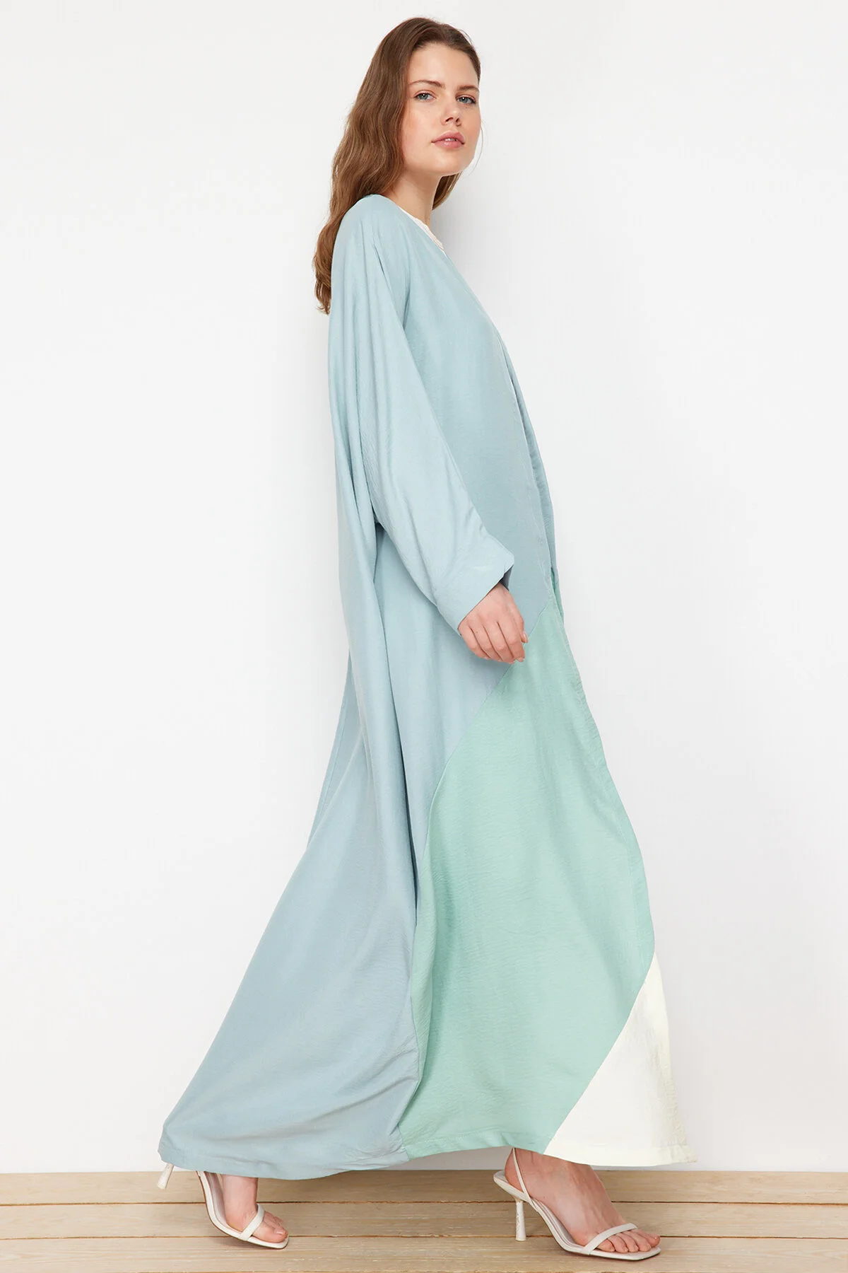 Trendyol Modest  Khakifarbene, lange gewebte Kappe mit Farbblock und Gürtel & Ferace TCTSS24KF00002