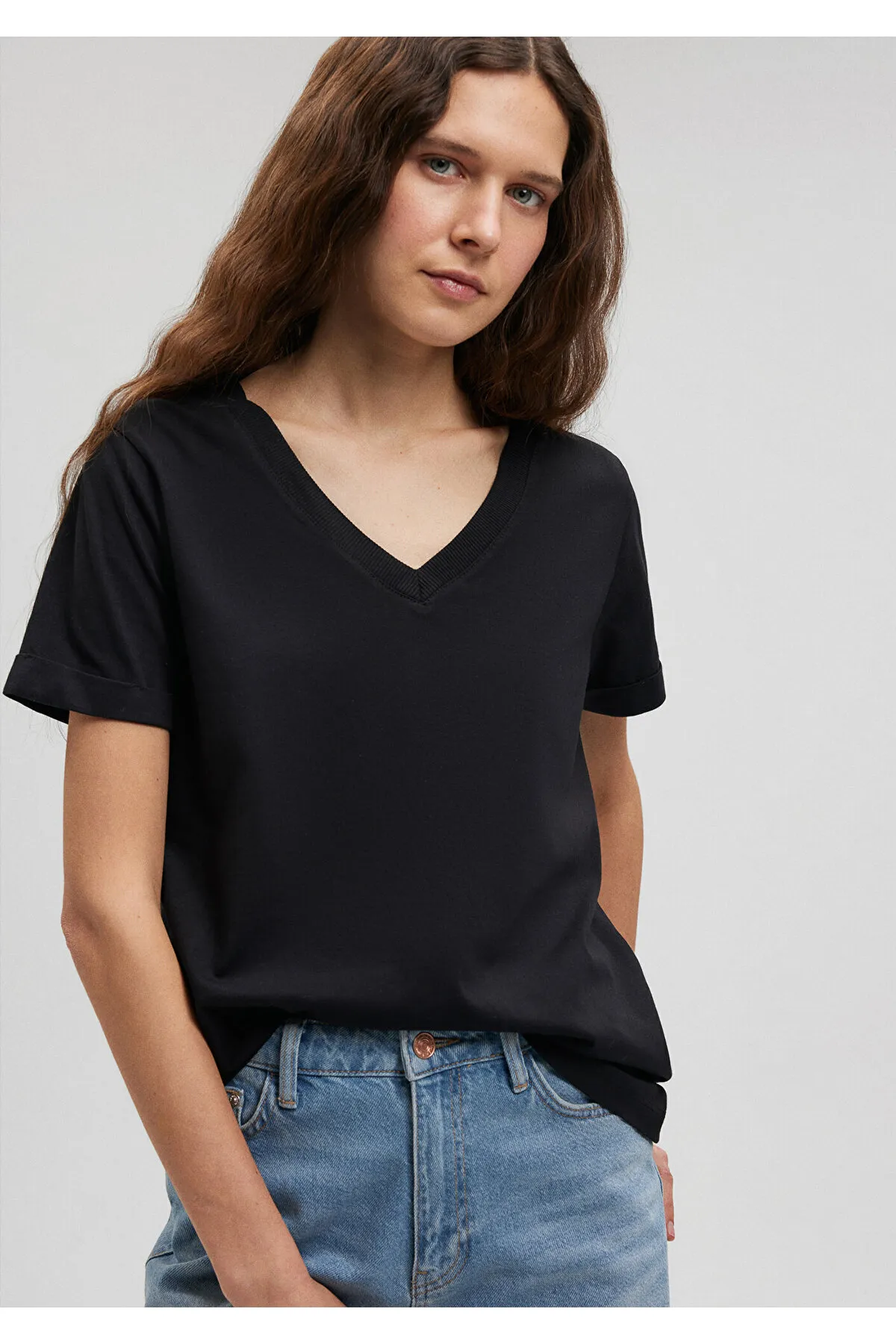 Mavi  Schwarzes Basic-T-Shirt mit V-Ausschnitt, reguläre Passform / normaler Schnitt 166248-900