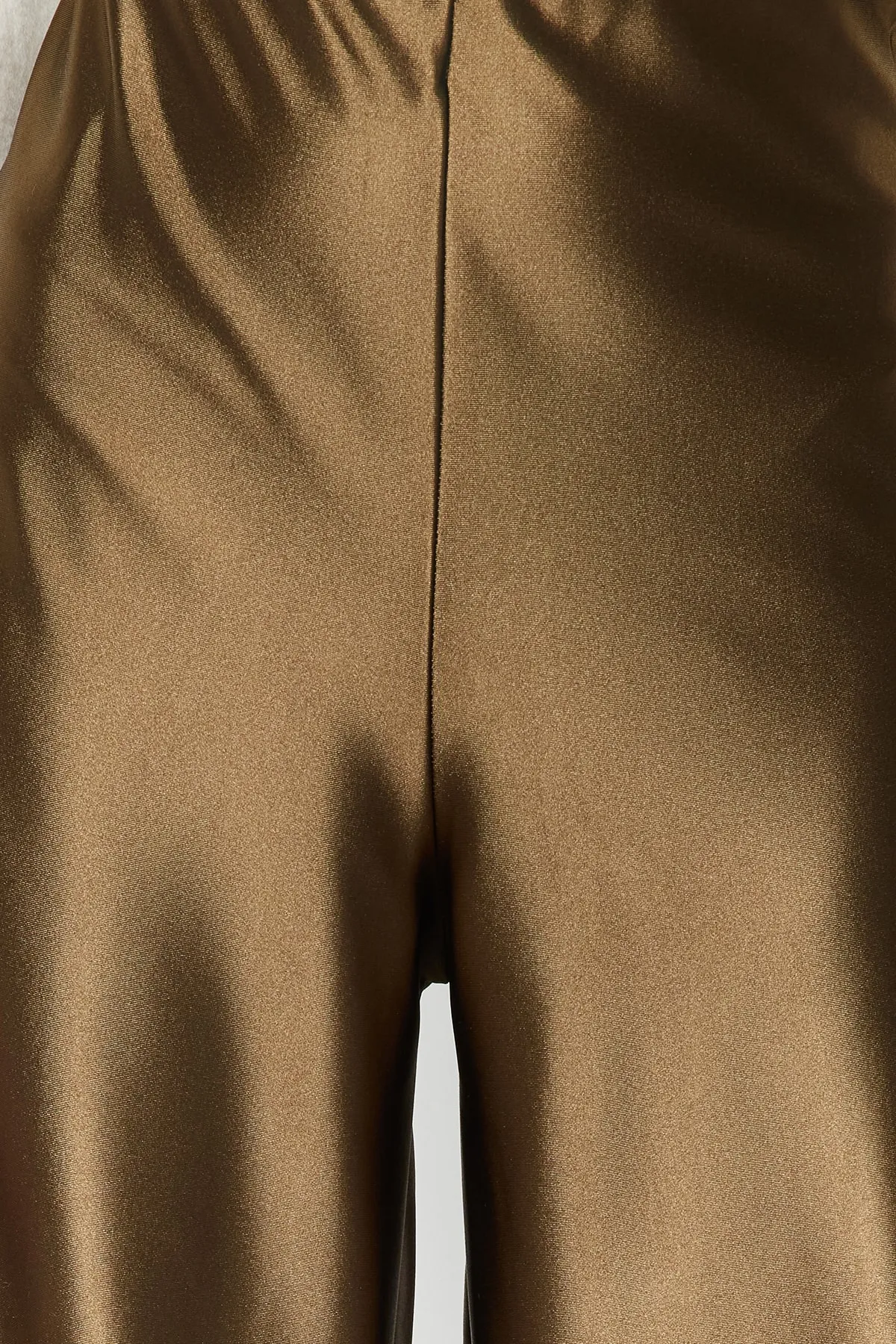 Trendyol Collection  Khakifarbene Premium-Satin-Hose mit weitem Bein/Strickhose mit weitem Bein TWOAW24PL00064