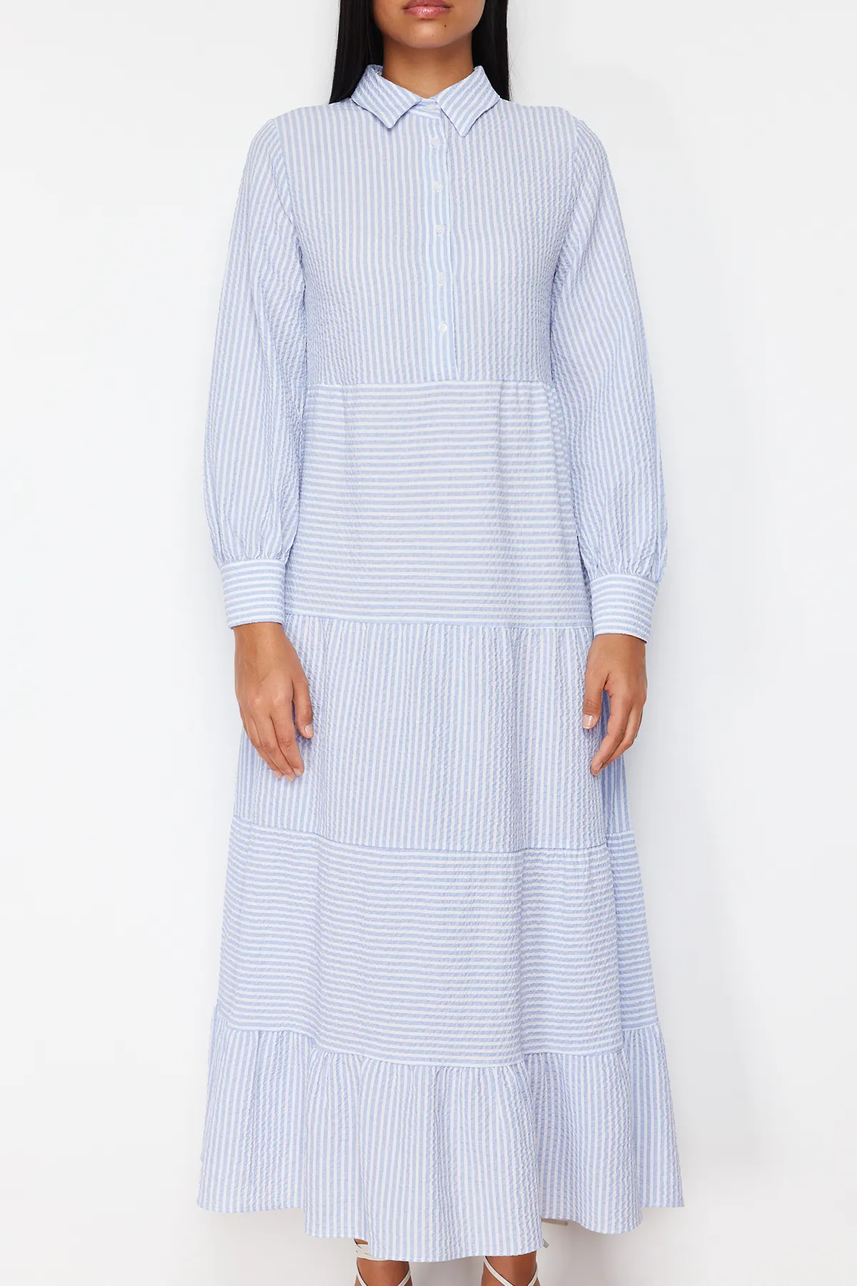 Trendyol Modest  Blaues, gewebtes Kleid mit Hemdkragen, gestreift und gefüttert TCTSS24EB00055