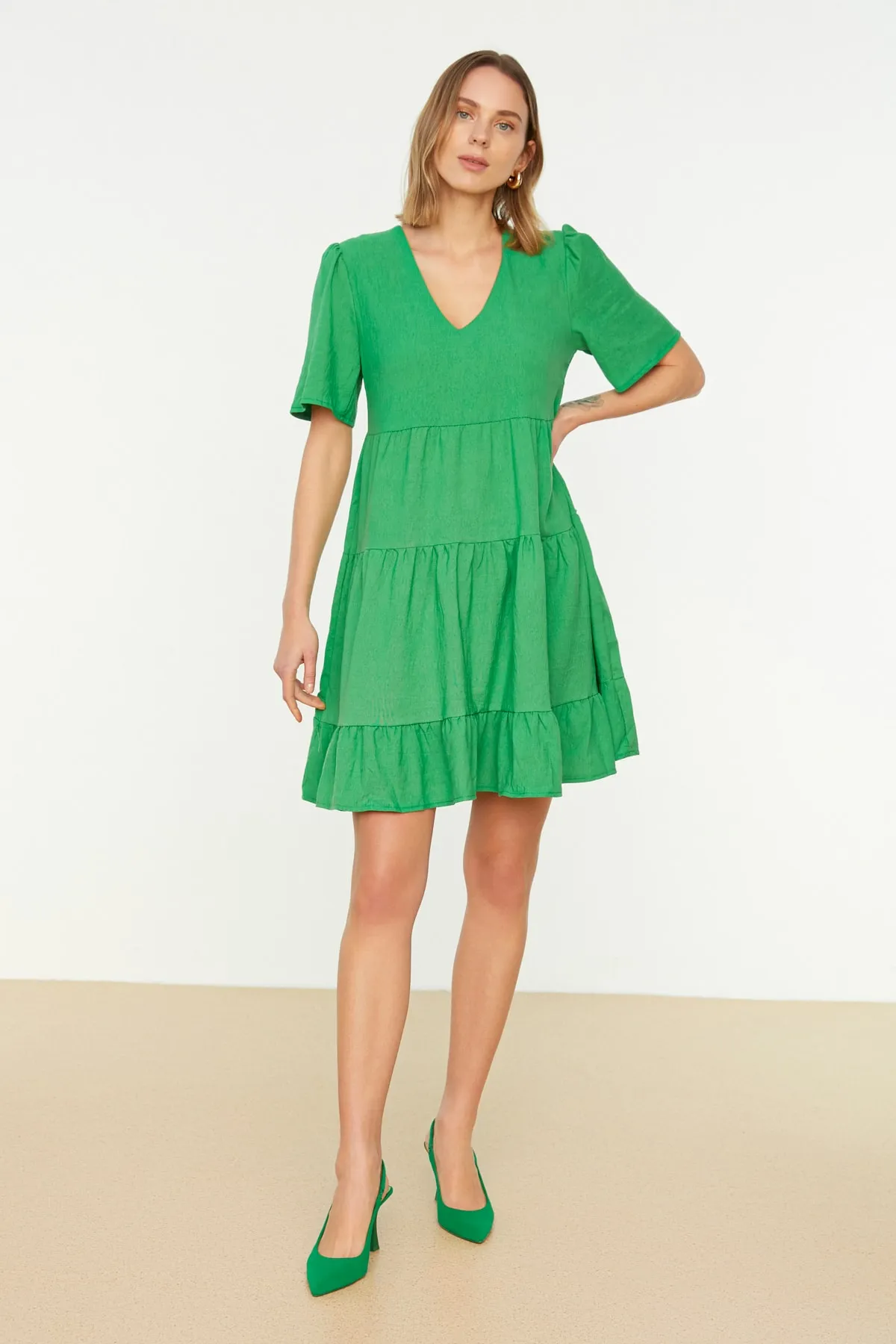 Trendyol Collection  Smaragdgrünes, weit geschnittenes Mini-Webkleid TWOSS20EL0400