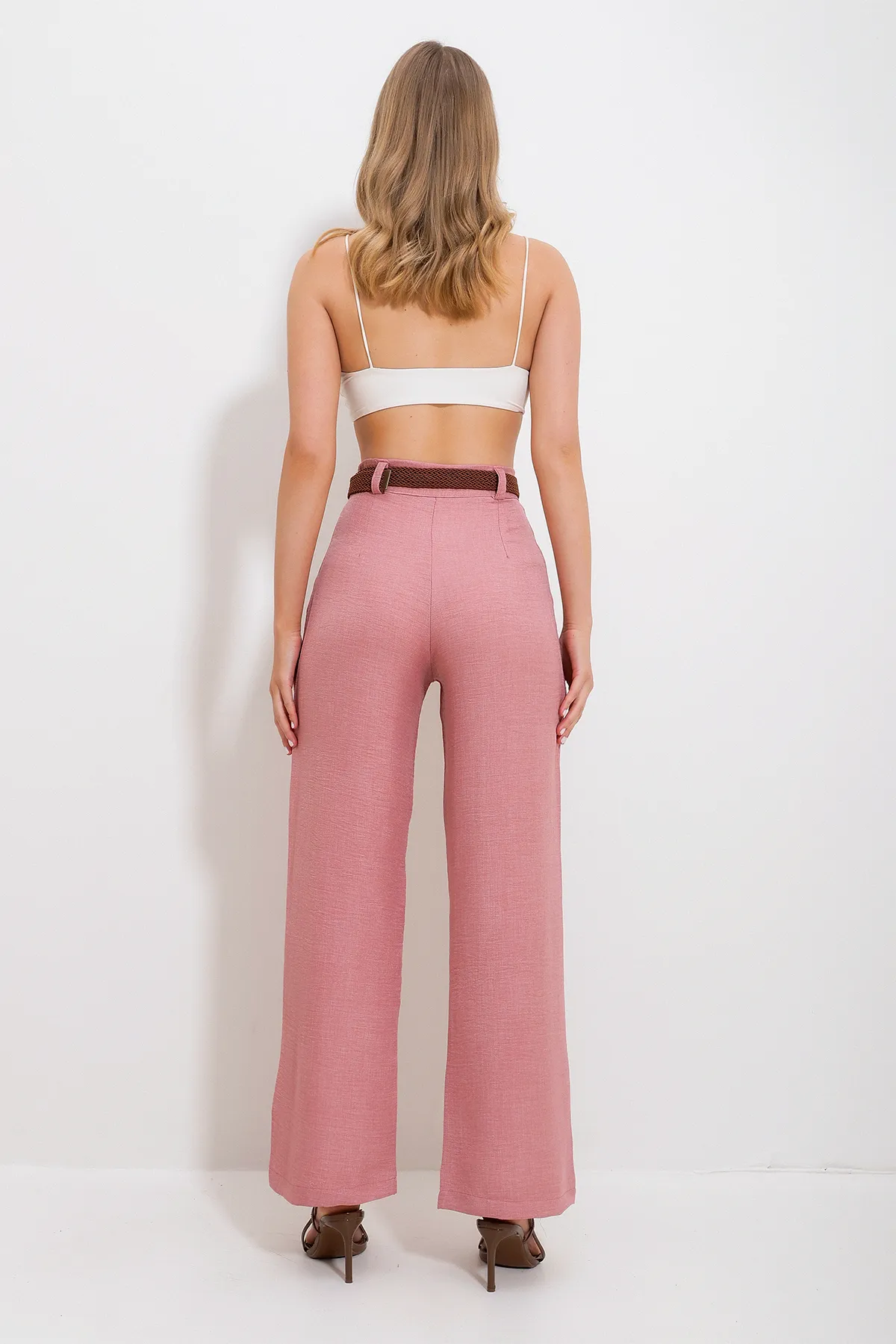 Trend Alaçatı Stili  Puderrosa Webhose für Damen mit hoher Taille, Gürtel und seitlichem verstecktem Reißverschluss ALC-X11881
