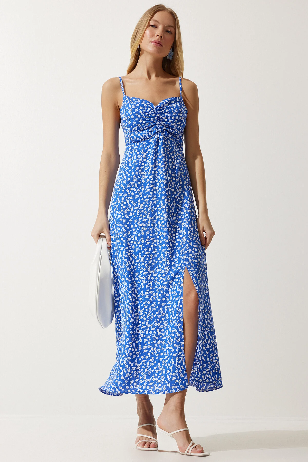 Happiness İstanbul  Blaues Damenkleid aus gemusterter Viskose mit Trägern UB00236