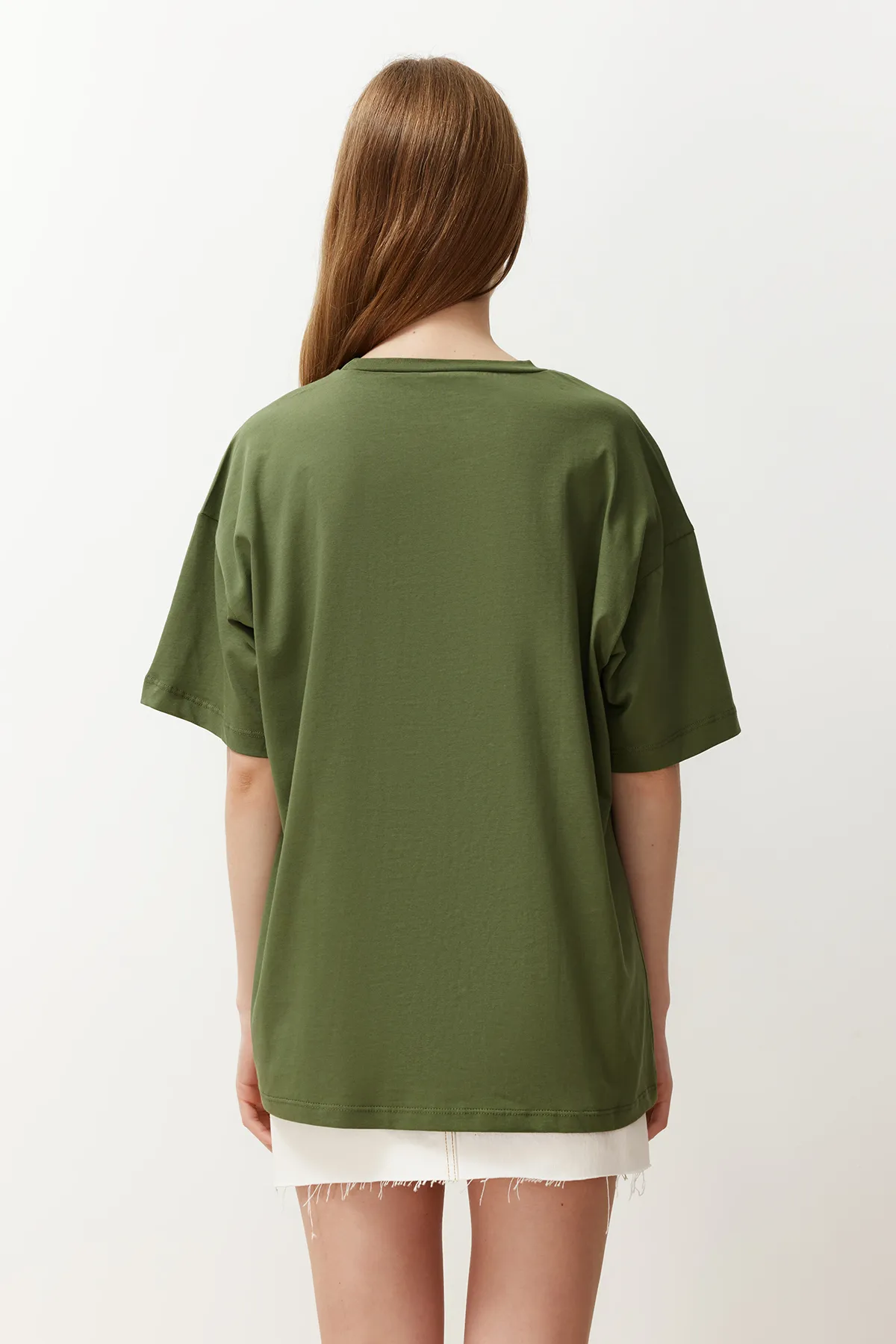 Trendyol Collection  Khakifarbenes T-Shirt mit Rundhalsausschnitt, 100 % Baumwolle, weite Passform - TWOSS20TS0134